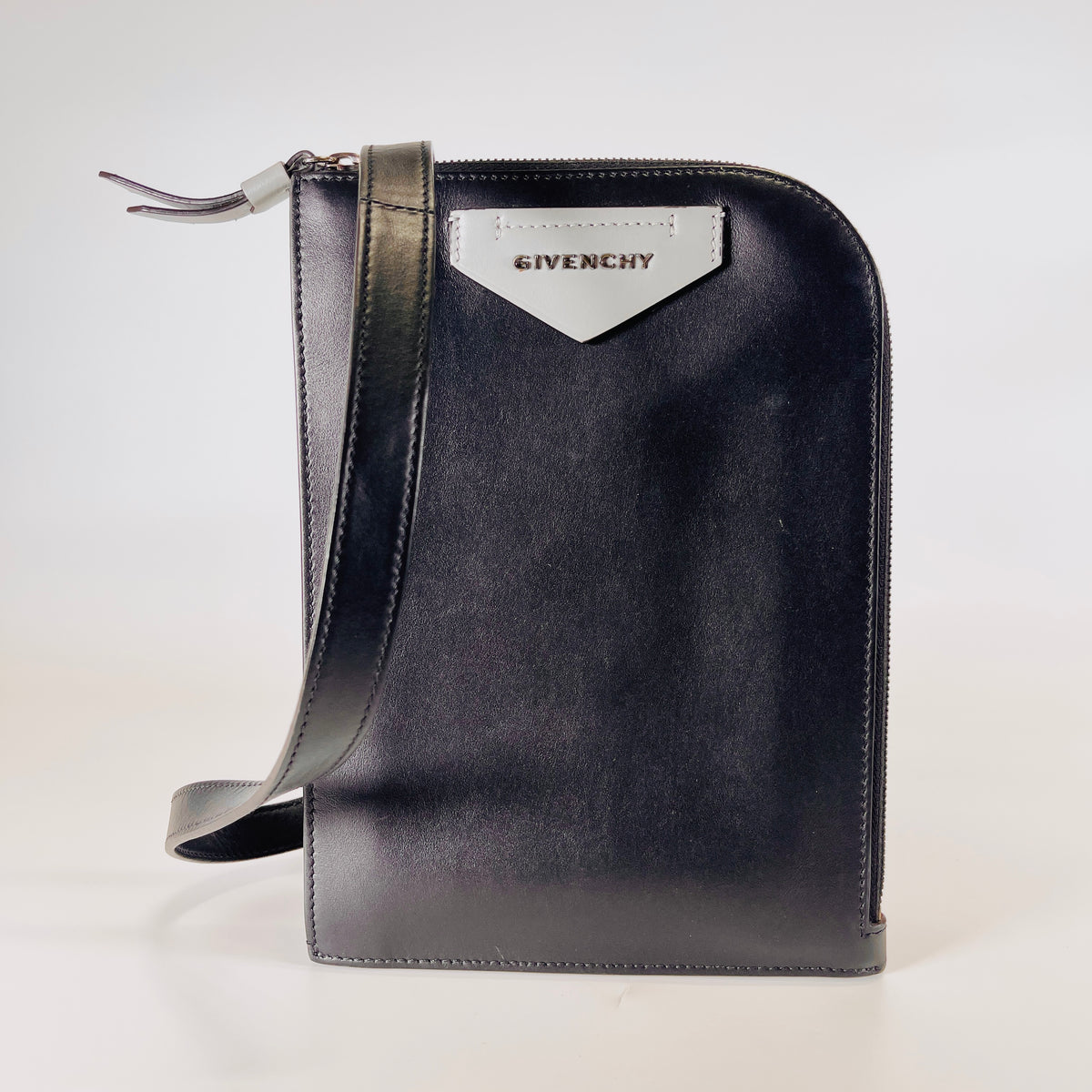 2605 secondhand GIVENCHY van Shoulder bag