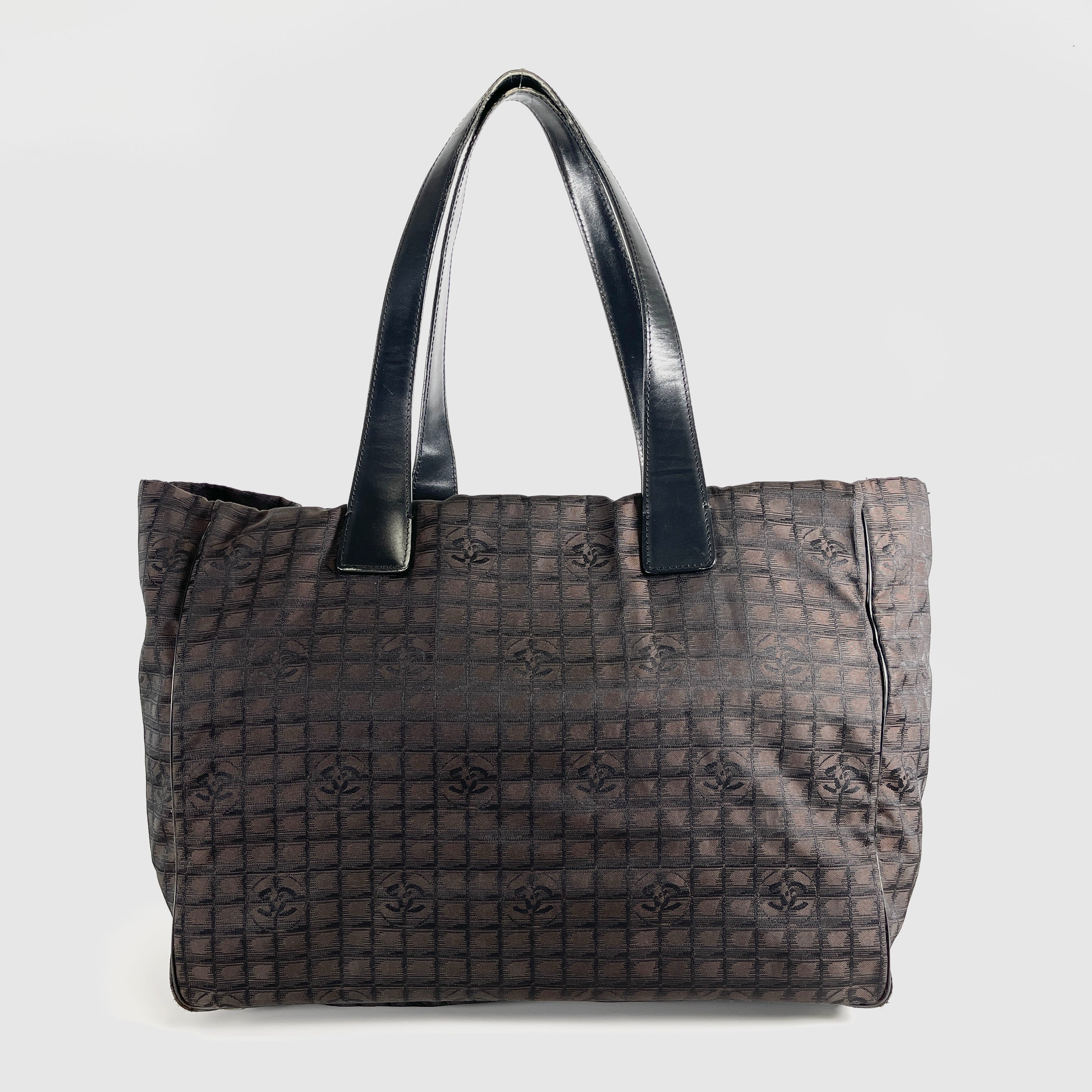 2605 secondhand CHANEL bag New Travel Line Tote 9 / black nylon