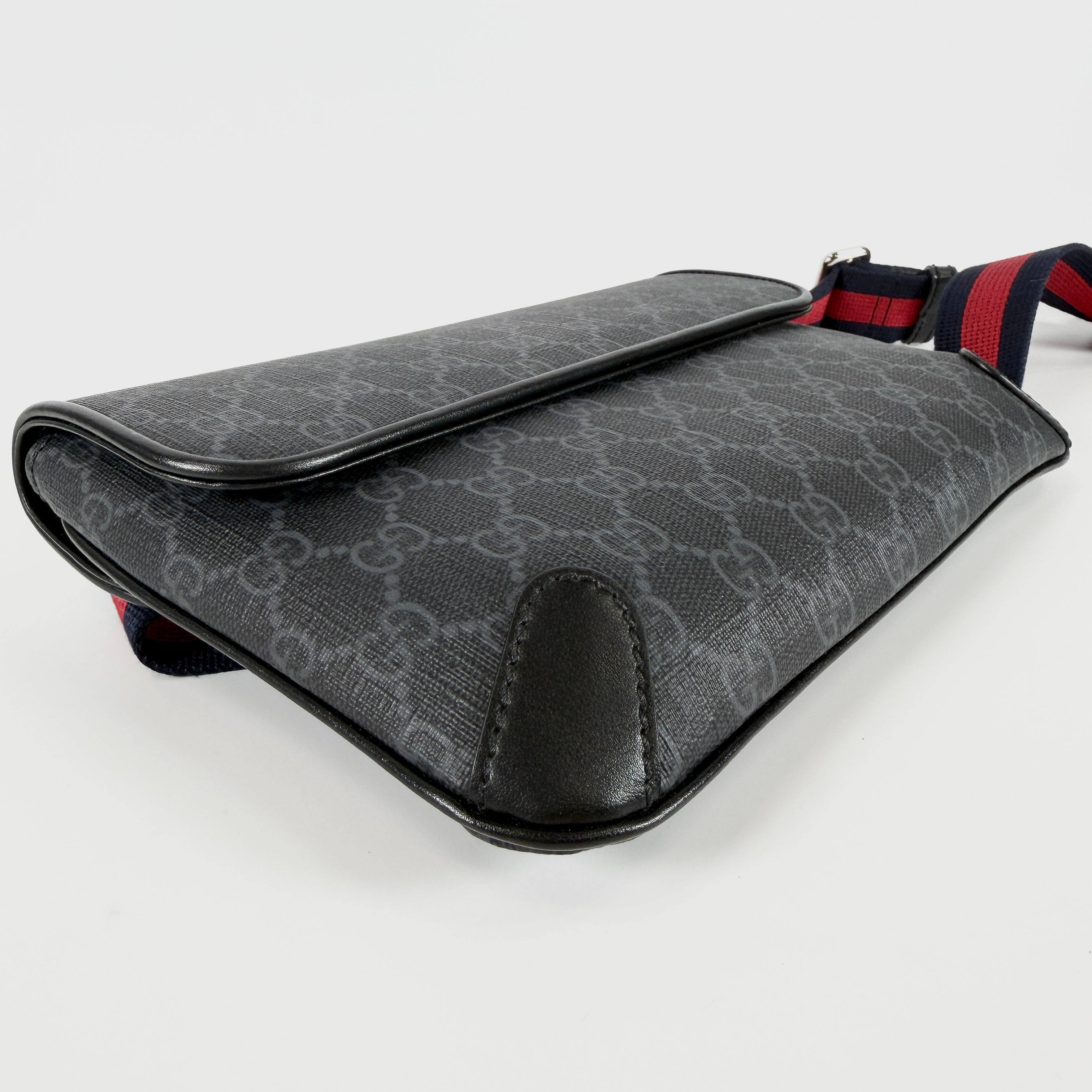2607 secondhand GUCCI GG Supreme Waist pouch