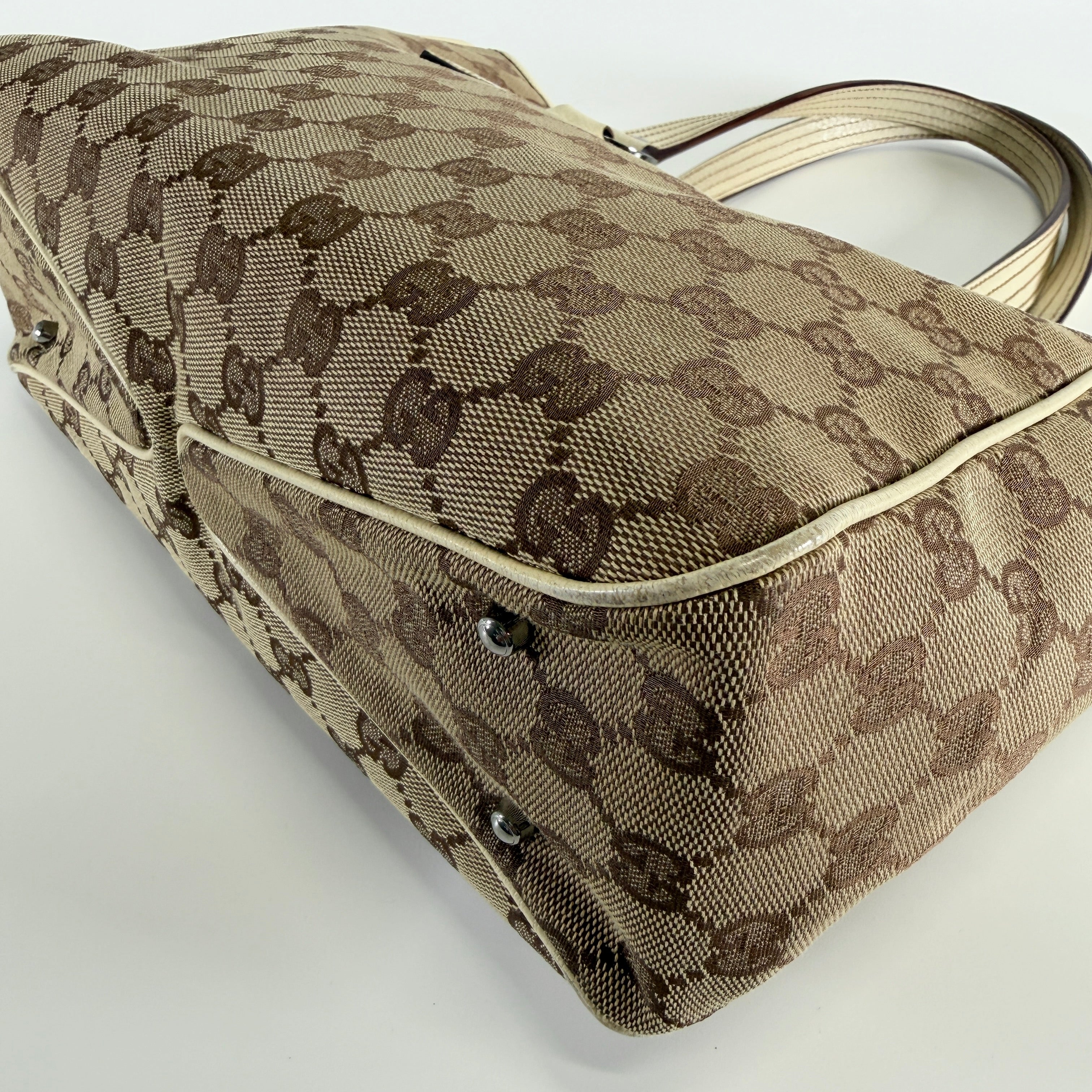 2606 secondhand GUCCI GG canvas hand bag