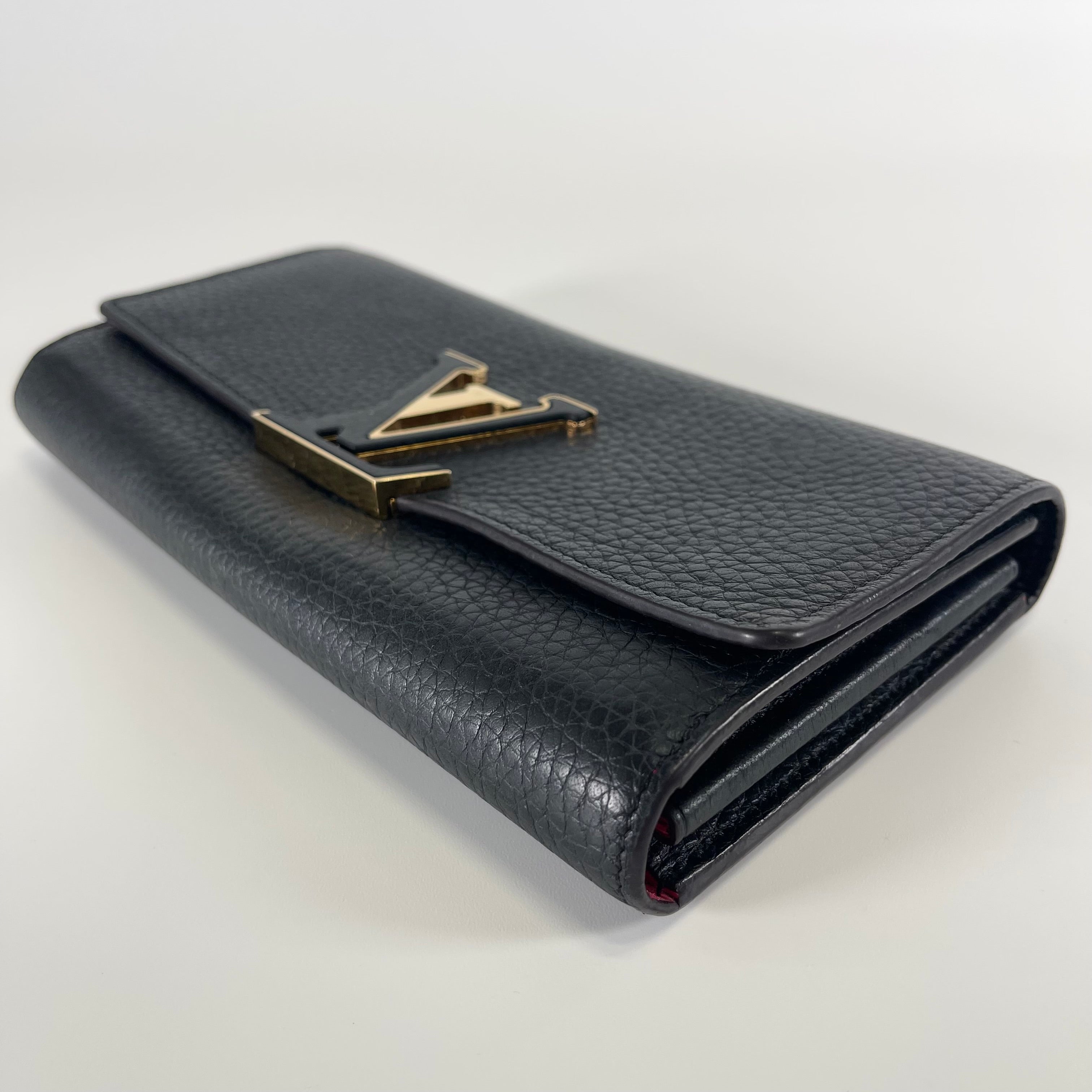 2605 secondhand LV Portefeuille Capucines initial