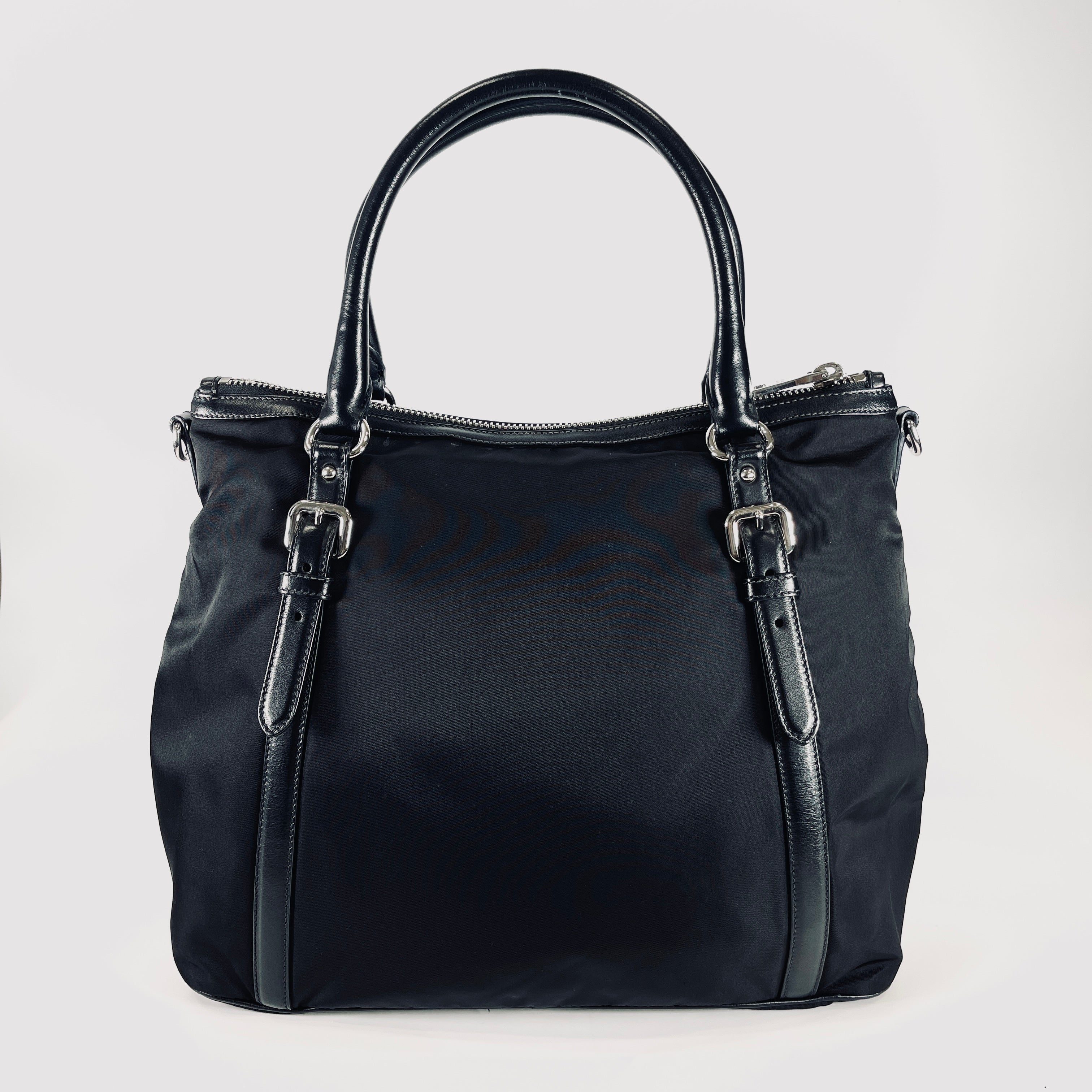 2605 secondhand PRADA hand bag