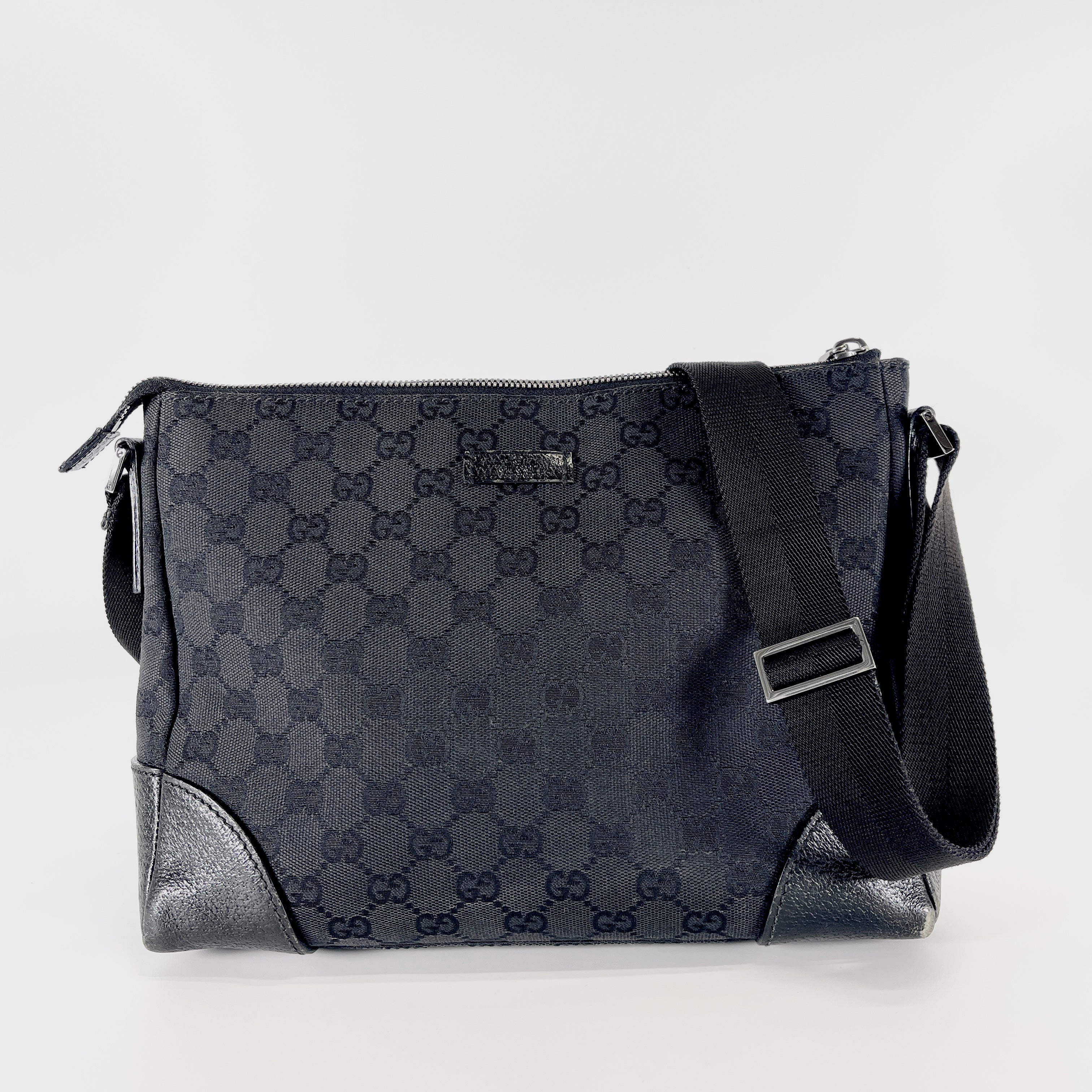 2605 secondhand GUCCI GG canvas Shoulder bag