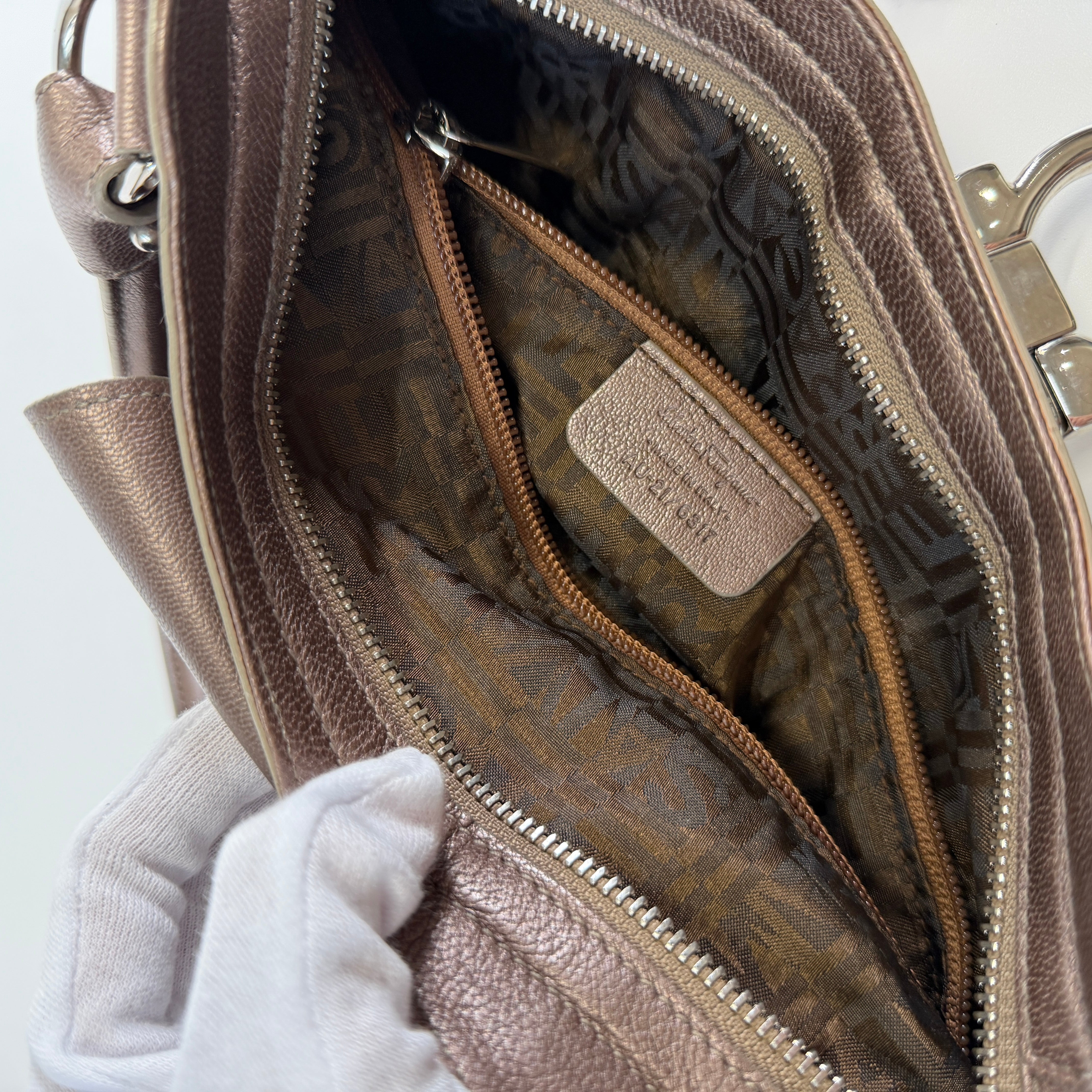 2607 secondhand Ferragamo Gancini hand bag