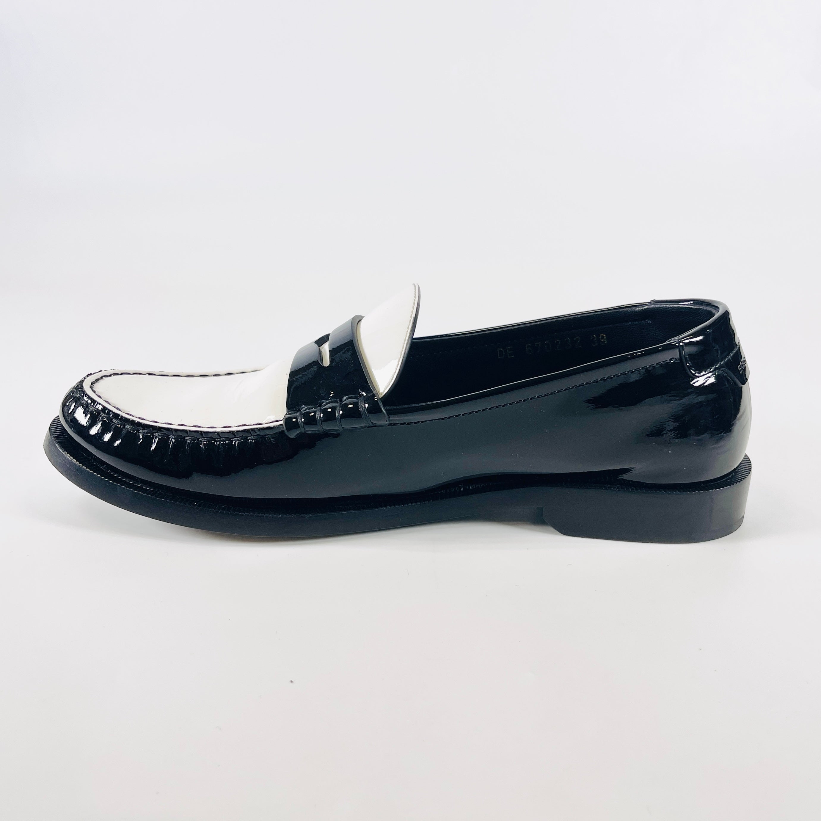 2604 secondhand SAINTLAURENT Saint Laurent Paris Patent Leather Loafers 39 Women's black × white fur insole Dirt ? Galle