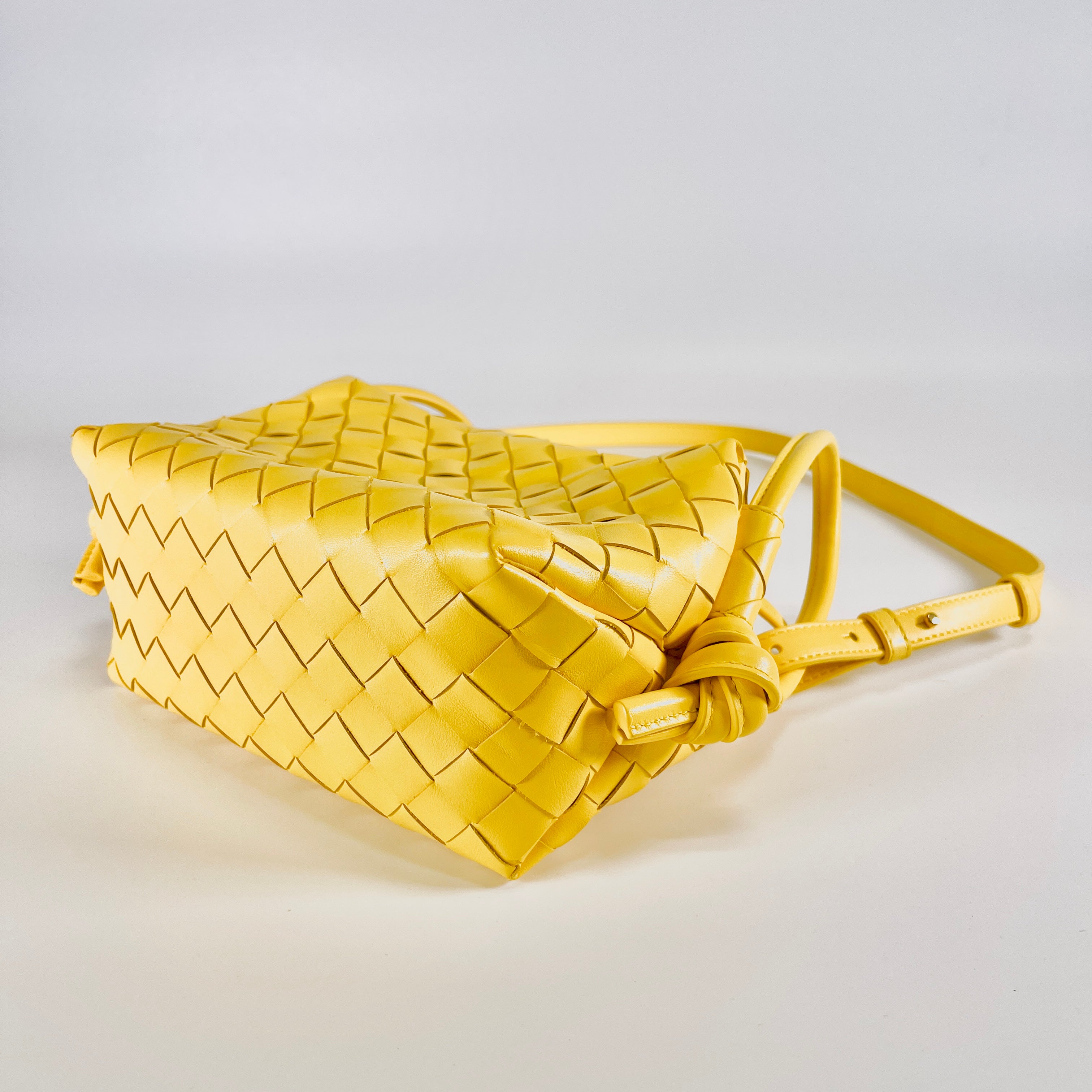 2603 secondhand BOTTEGAVENETA loop top handle Yellow