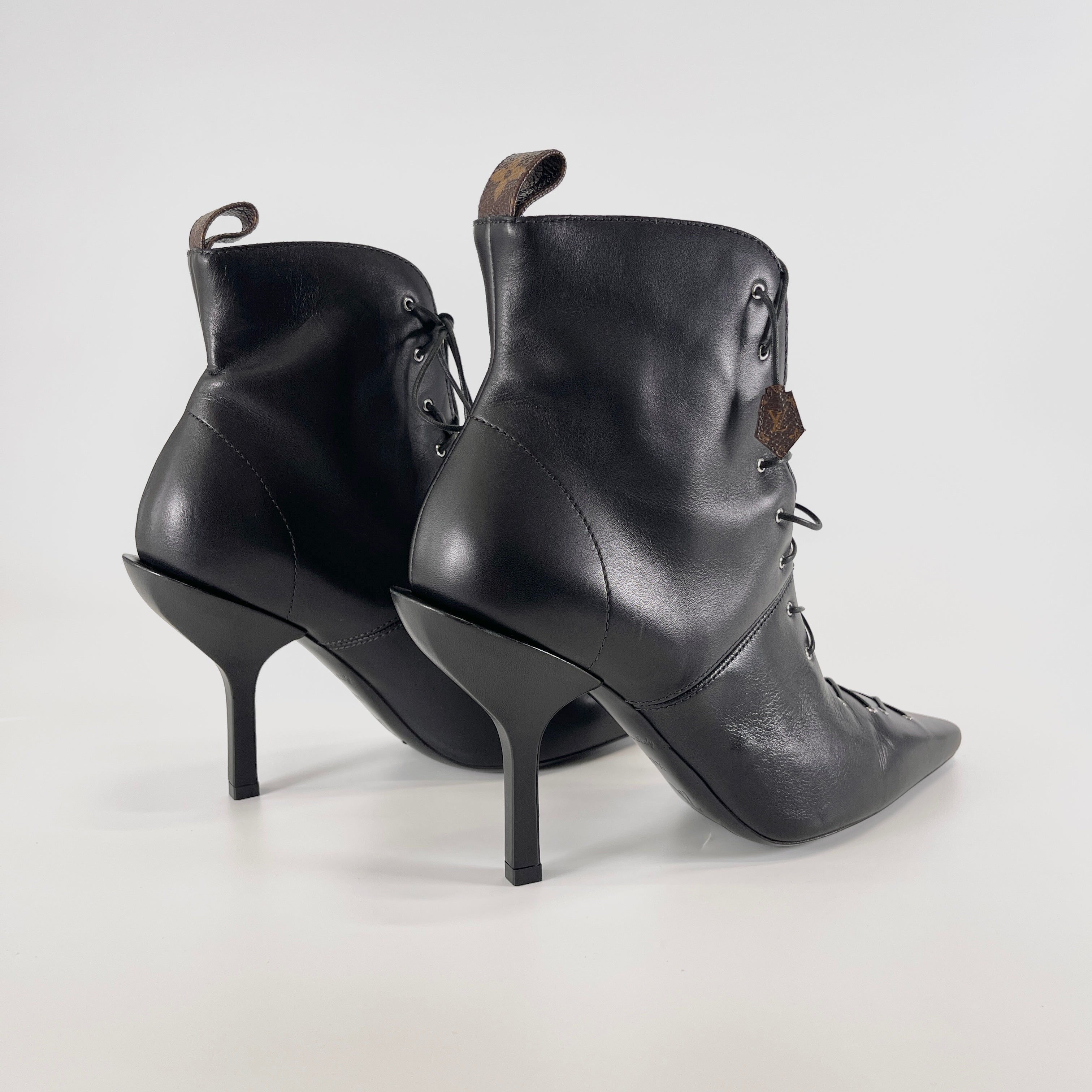 2604 secondhand LV race up heel boots