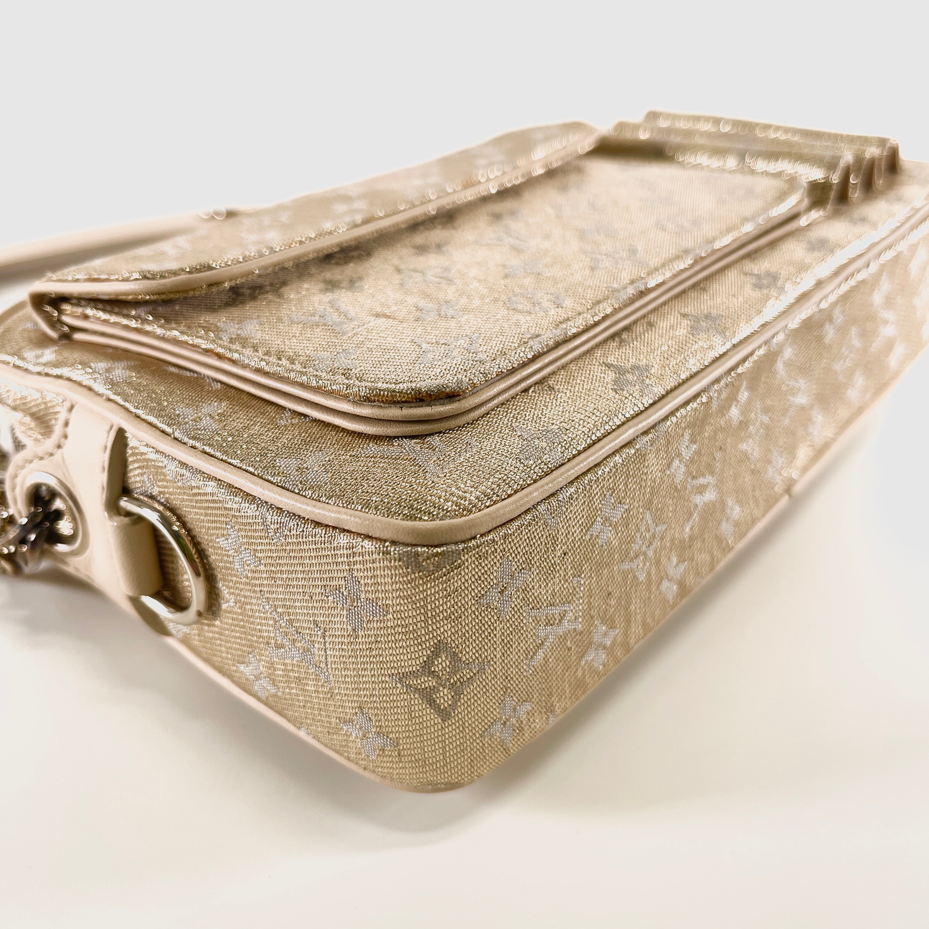 2606 secondhand LV Monogram Shine