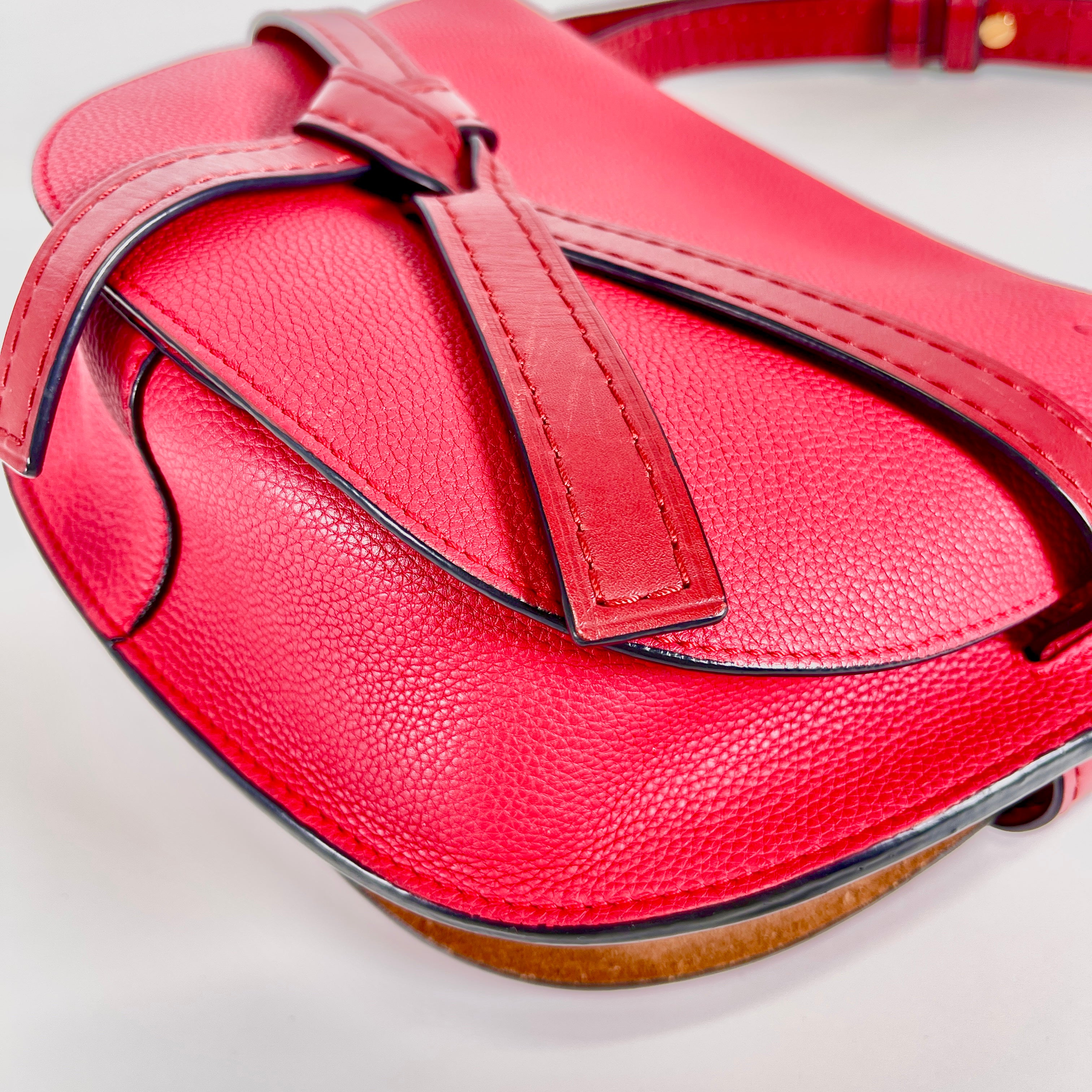 2604 secondhand LOEWE gate shoulder Red