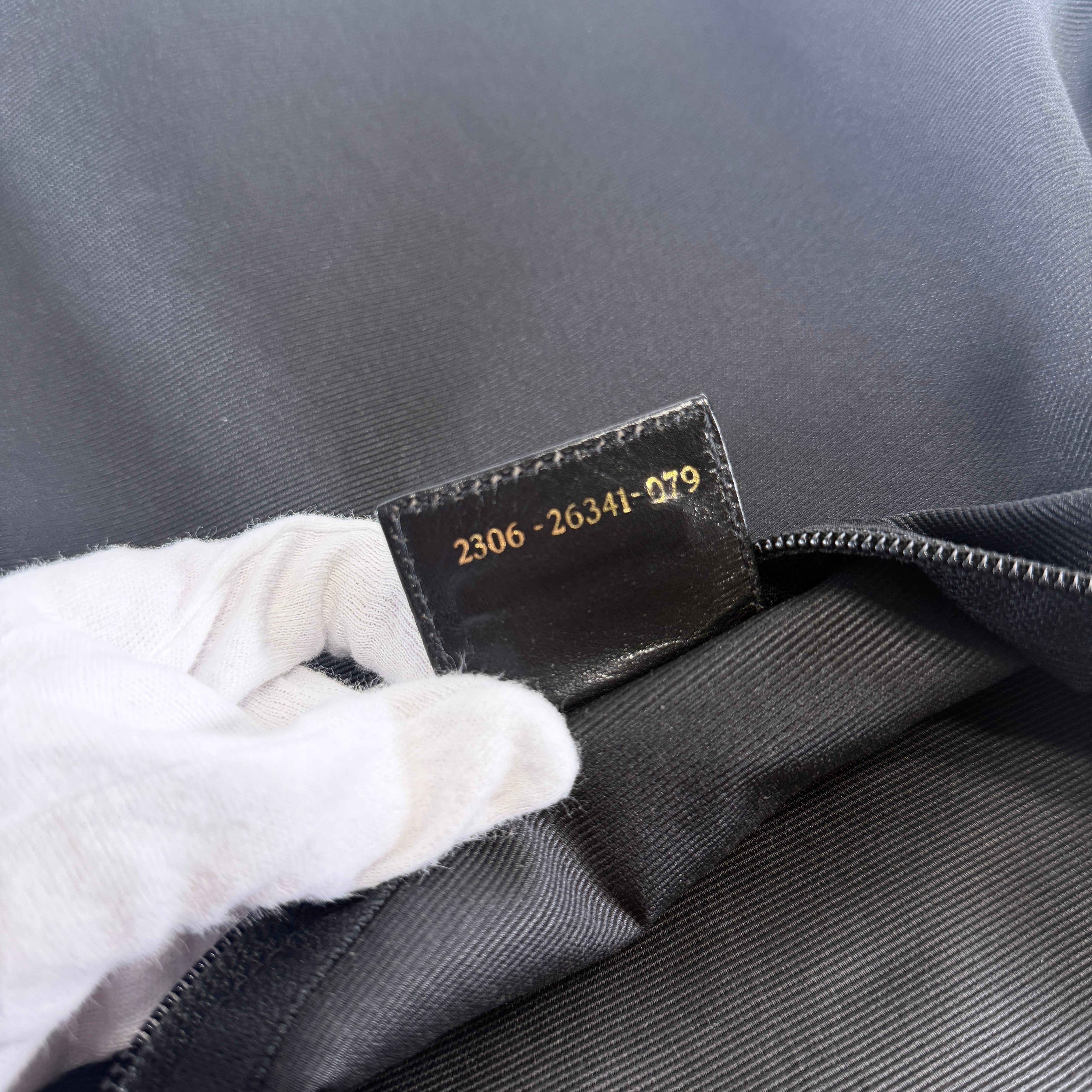 2607 secondhand FENDI pouch With shoulder black