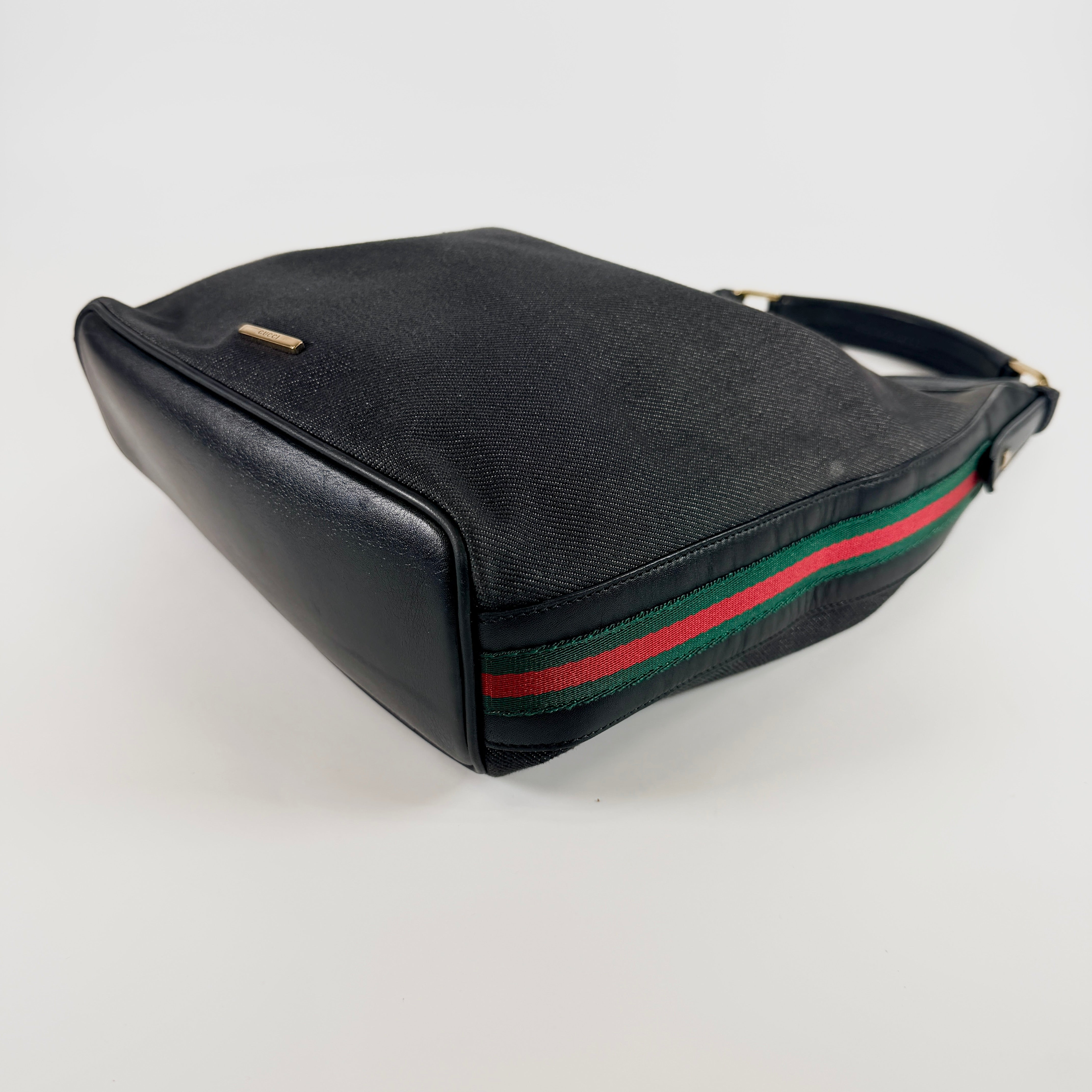 2606 secondhand GUCCI canvas hand bag