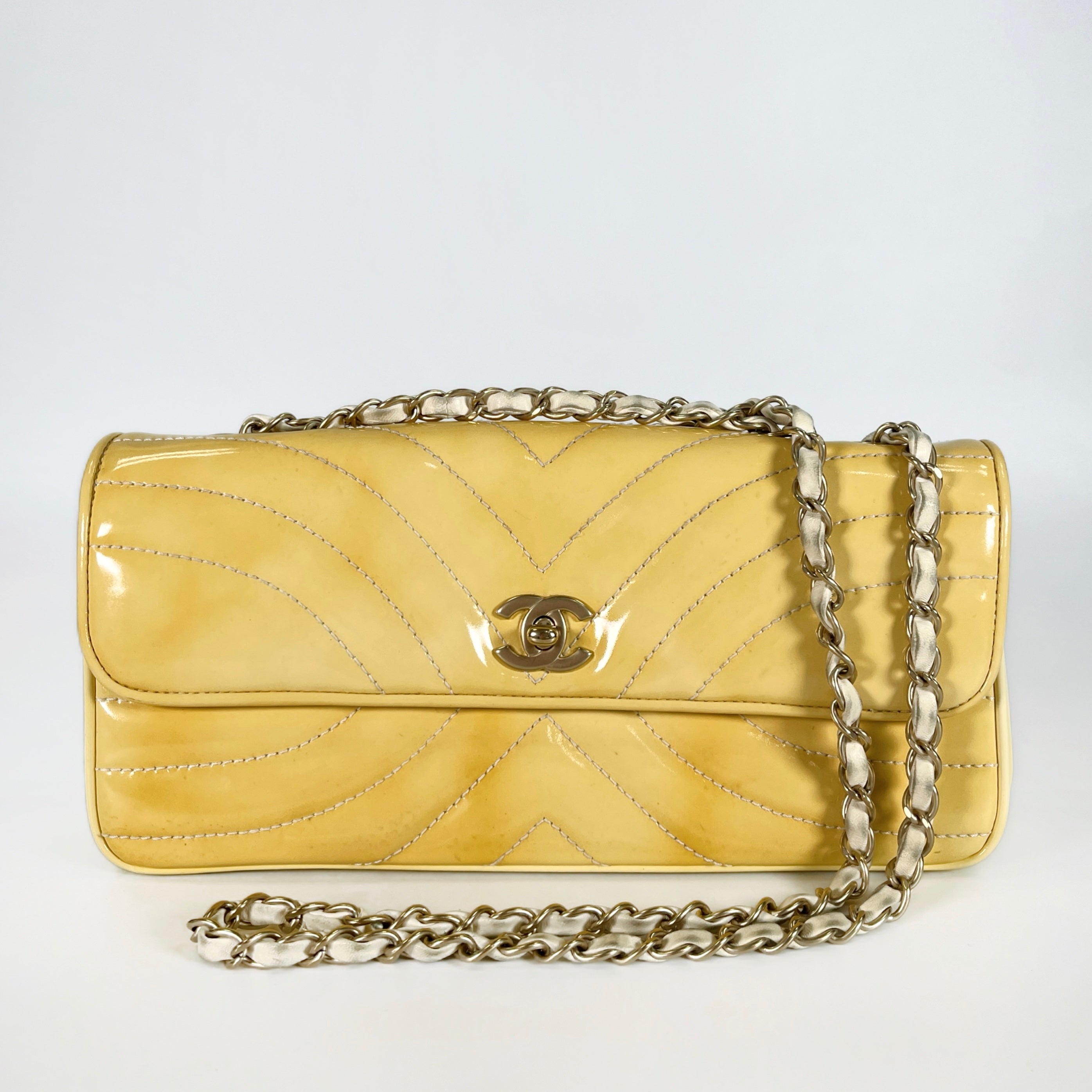 2604 secondhand CHANEL patent Chain Shoulder Bag