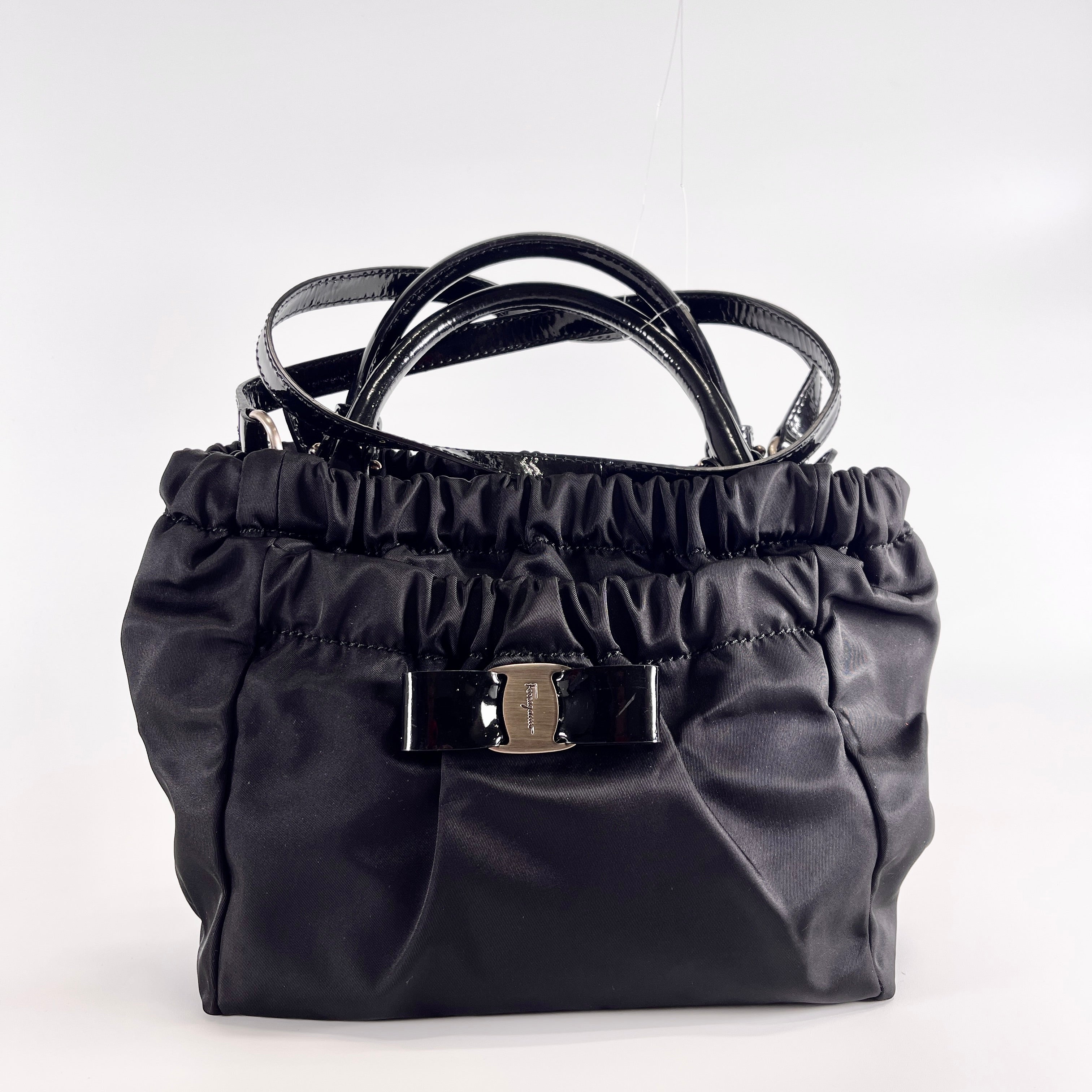 2602 secondhand Ferragamo hand bag