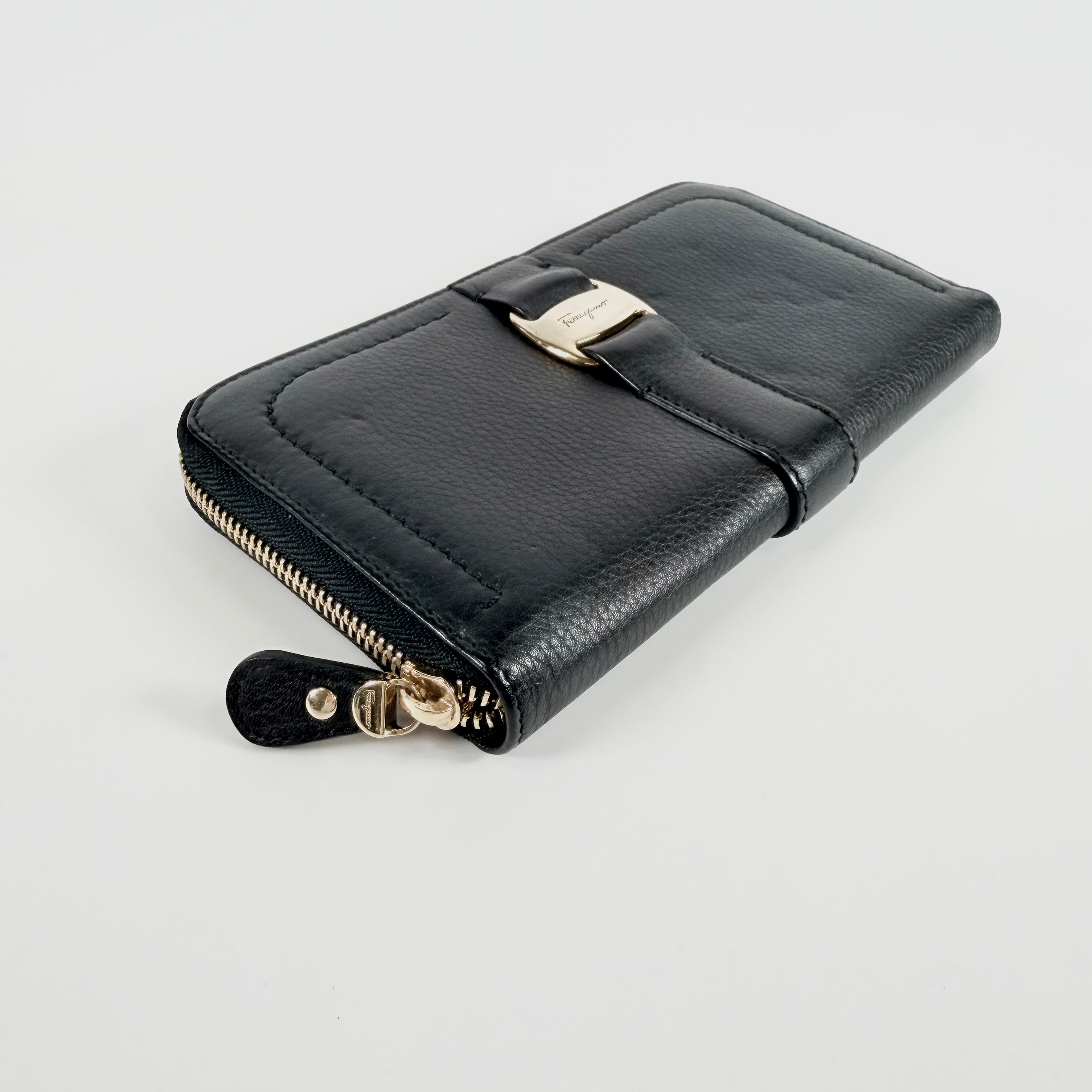 2606 secondhand Ferragamo ★ leather round Zipper Long wallet gold metal fittings black