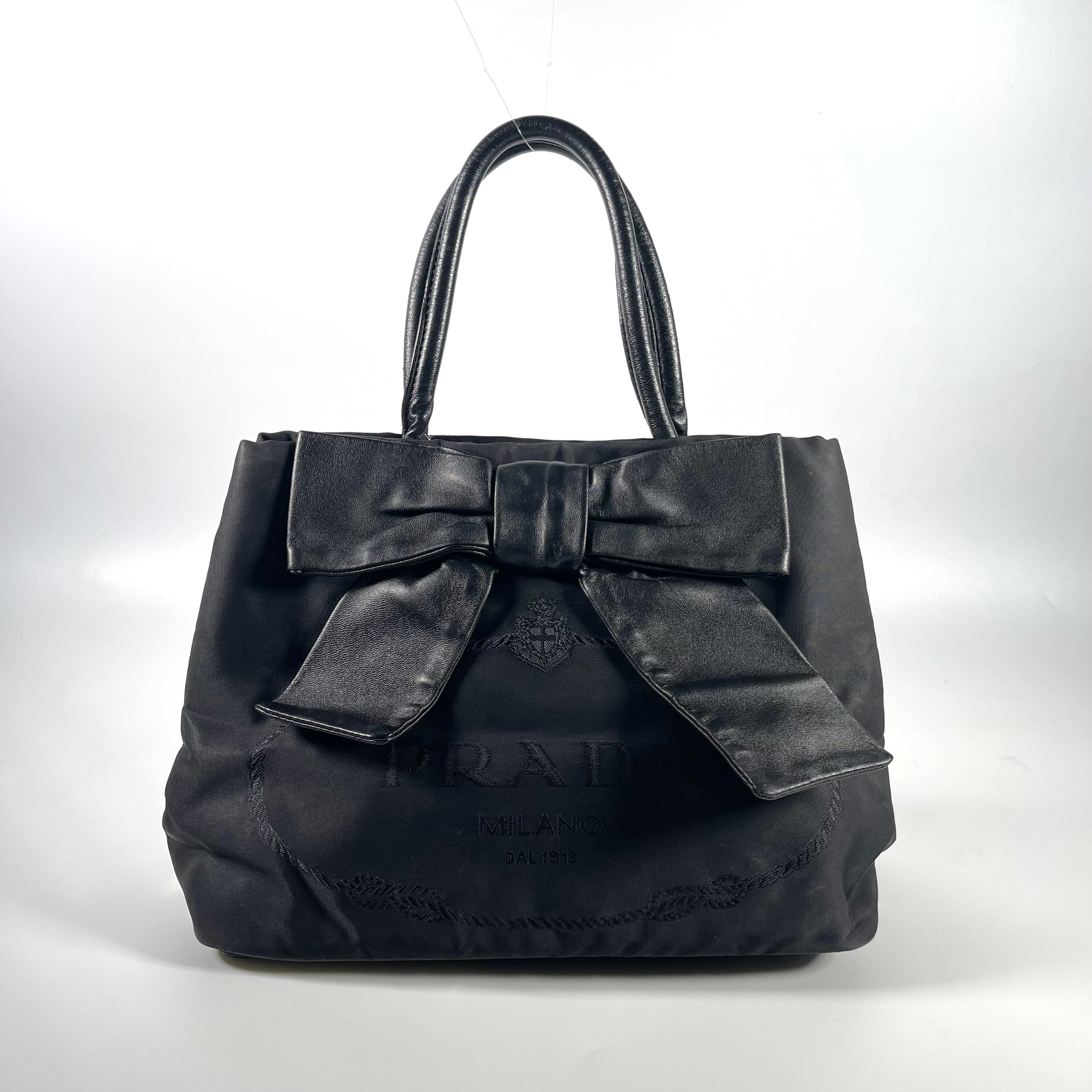 2512 secondhand PRADA nylon hand bag