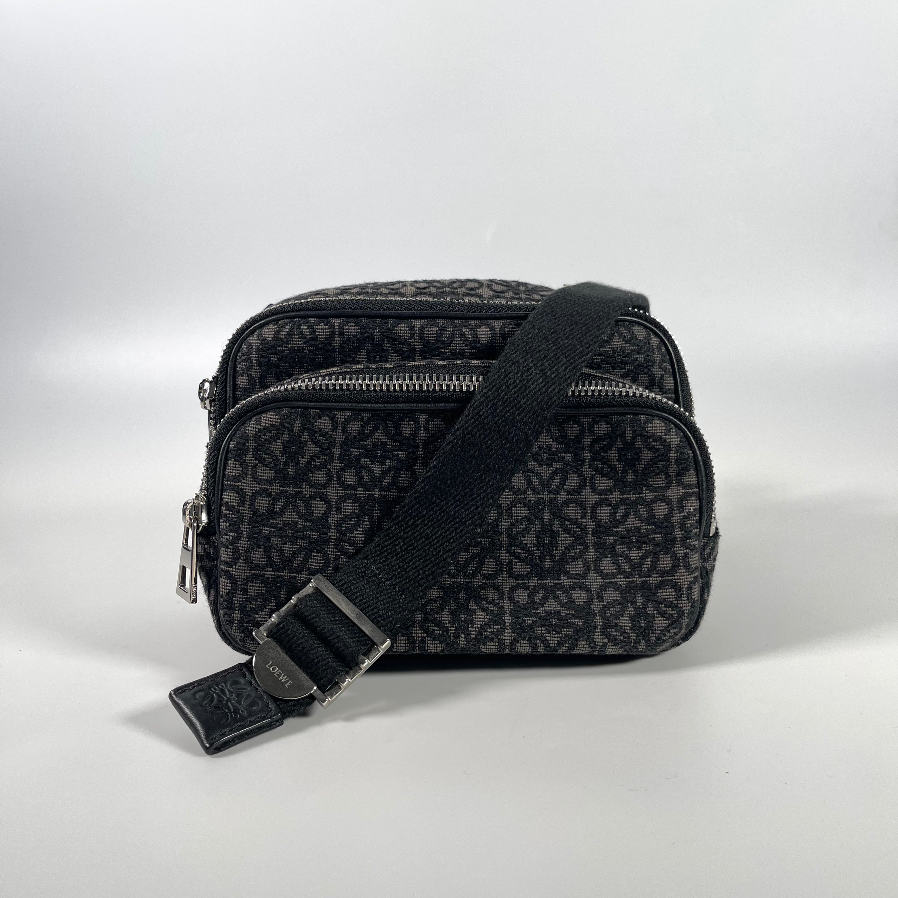2512 secondhand LOEWE anagram Shoulder bag