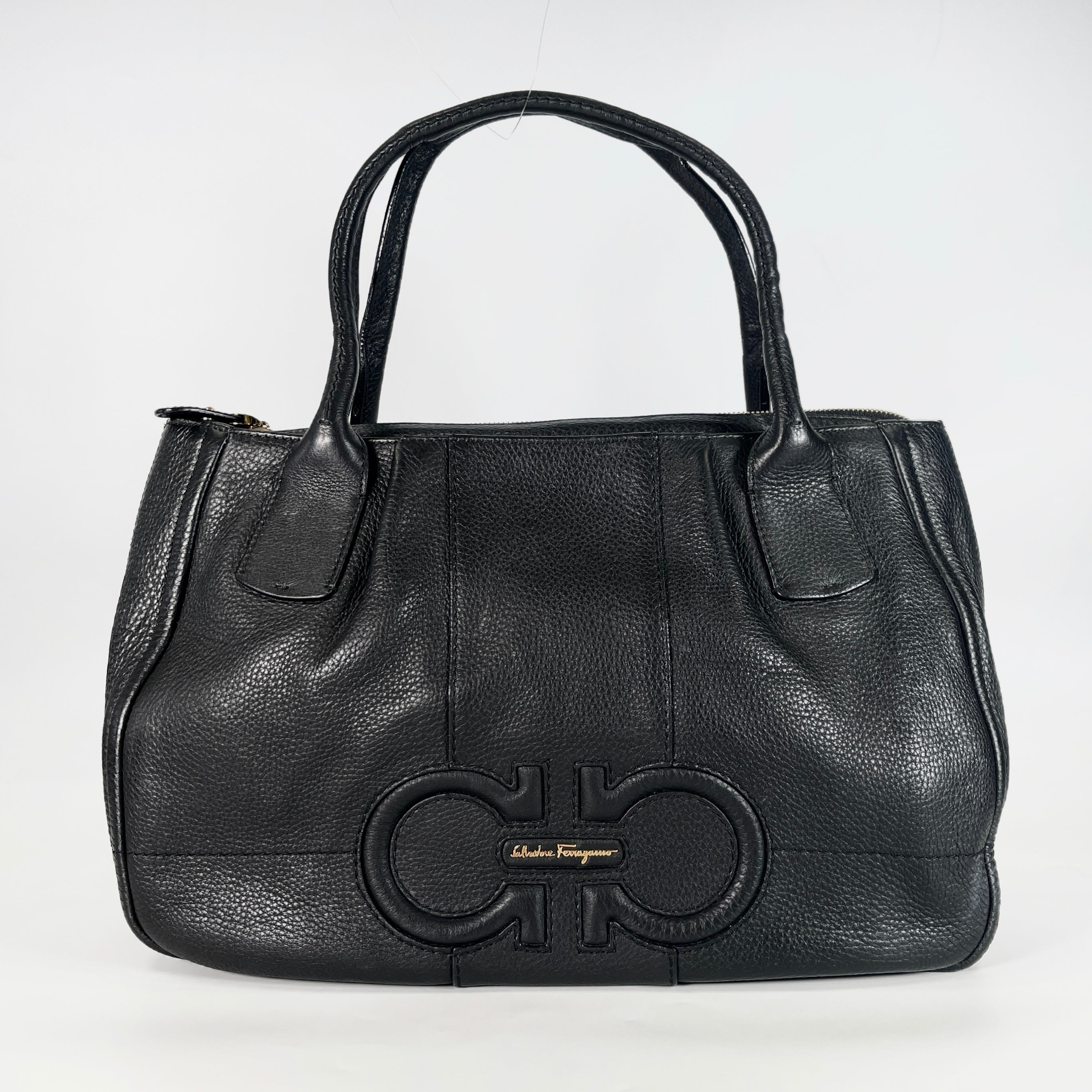 2604 secondhand Ferragamo hand bag
