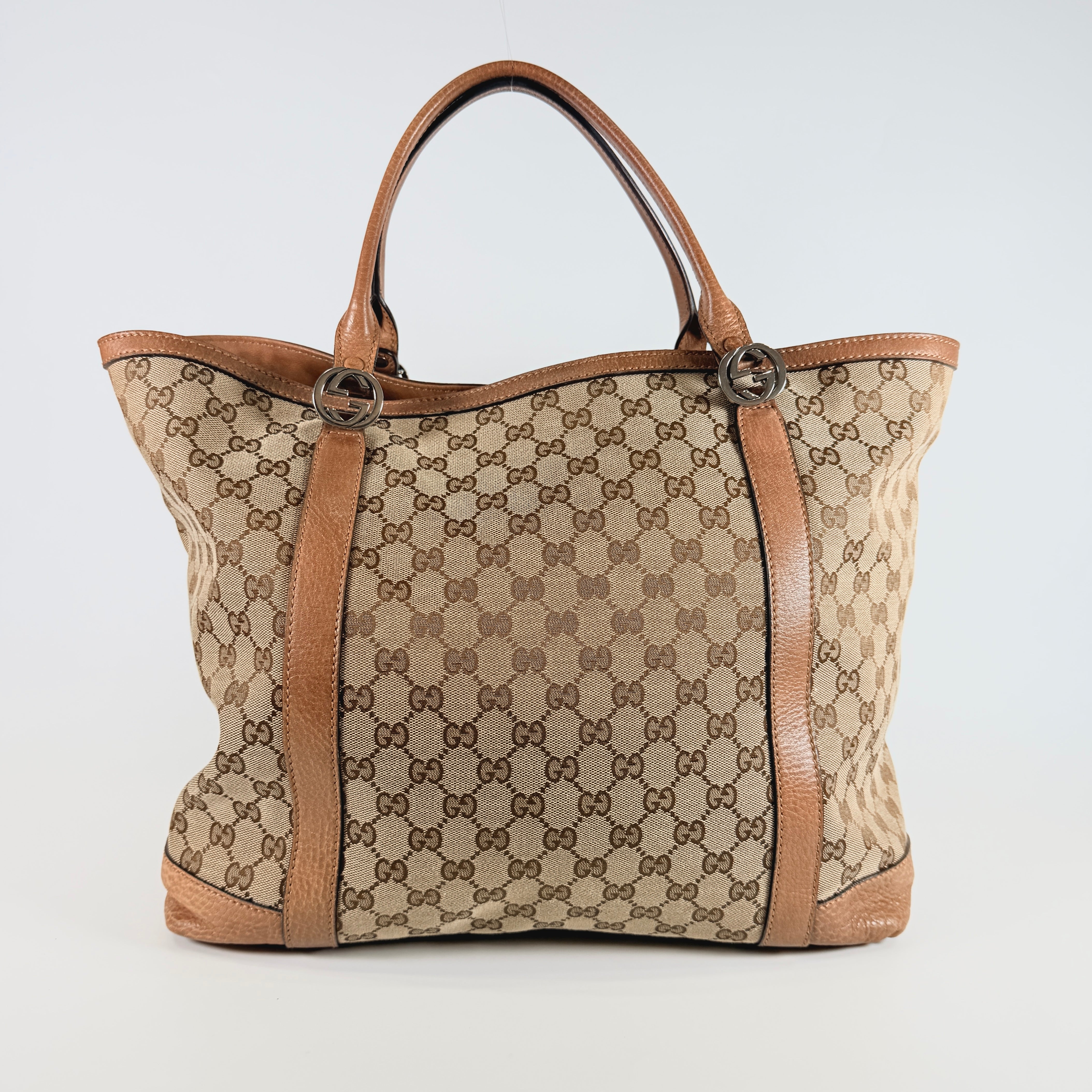 2606 secondhand Gucci GG Canvas Handbag