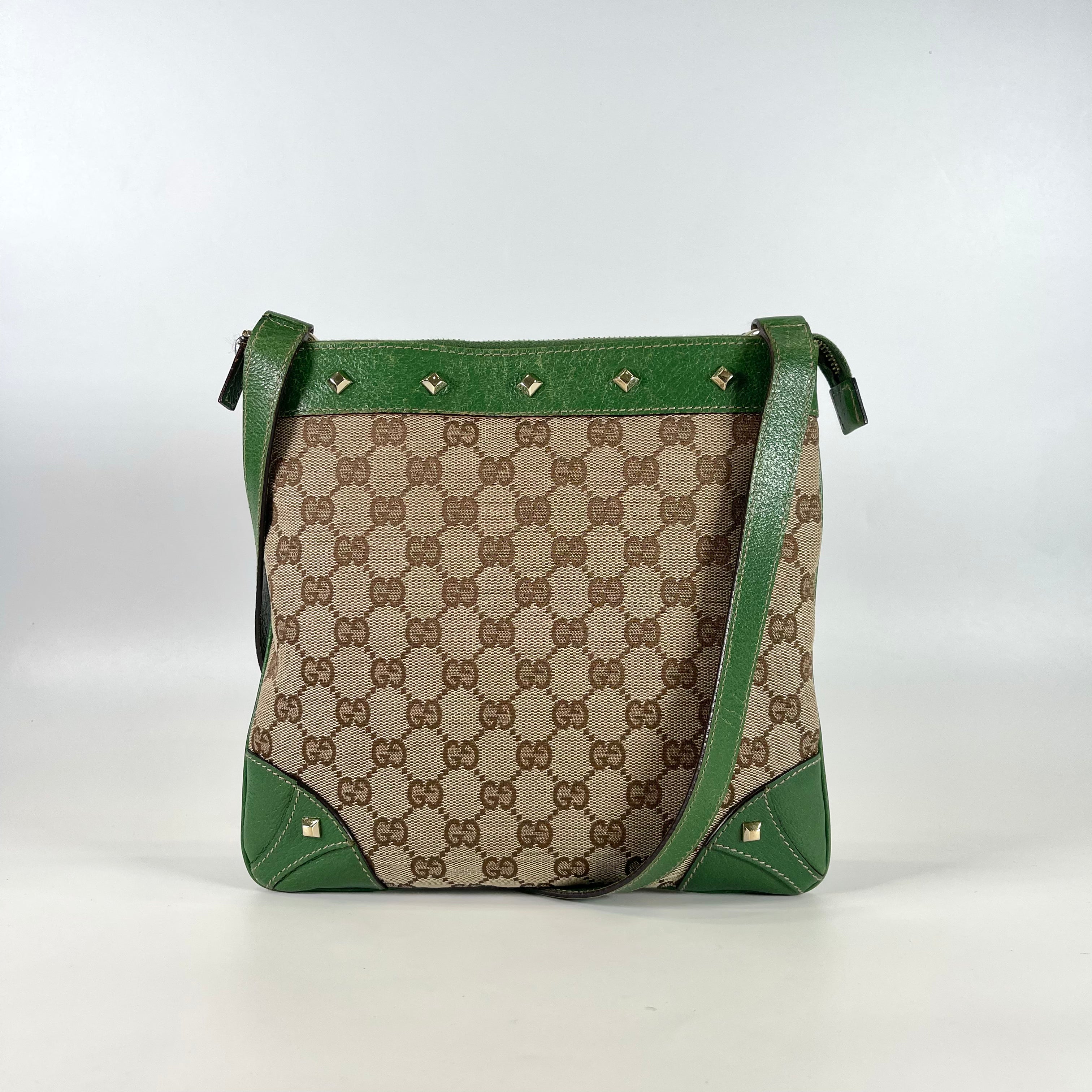 2601 secondhand GUCCI GG canvas shoulder