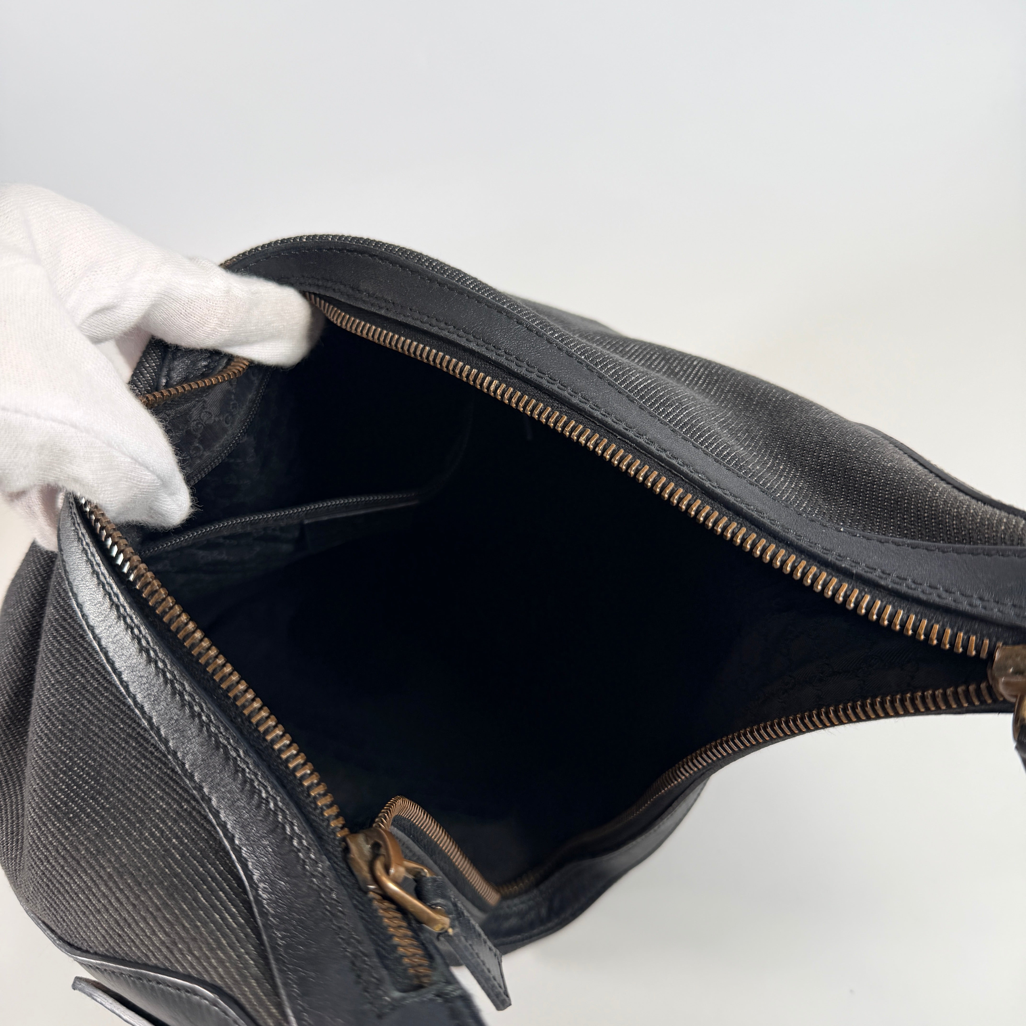 2606 secondhand GUCCI canvas hand bag