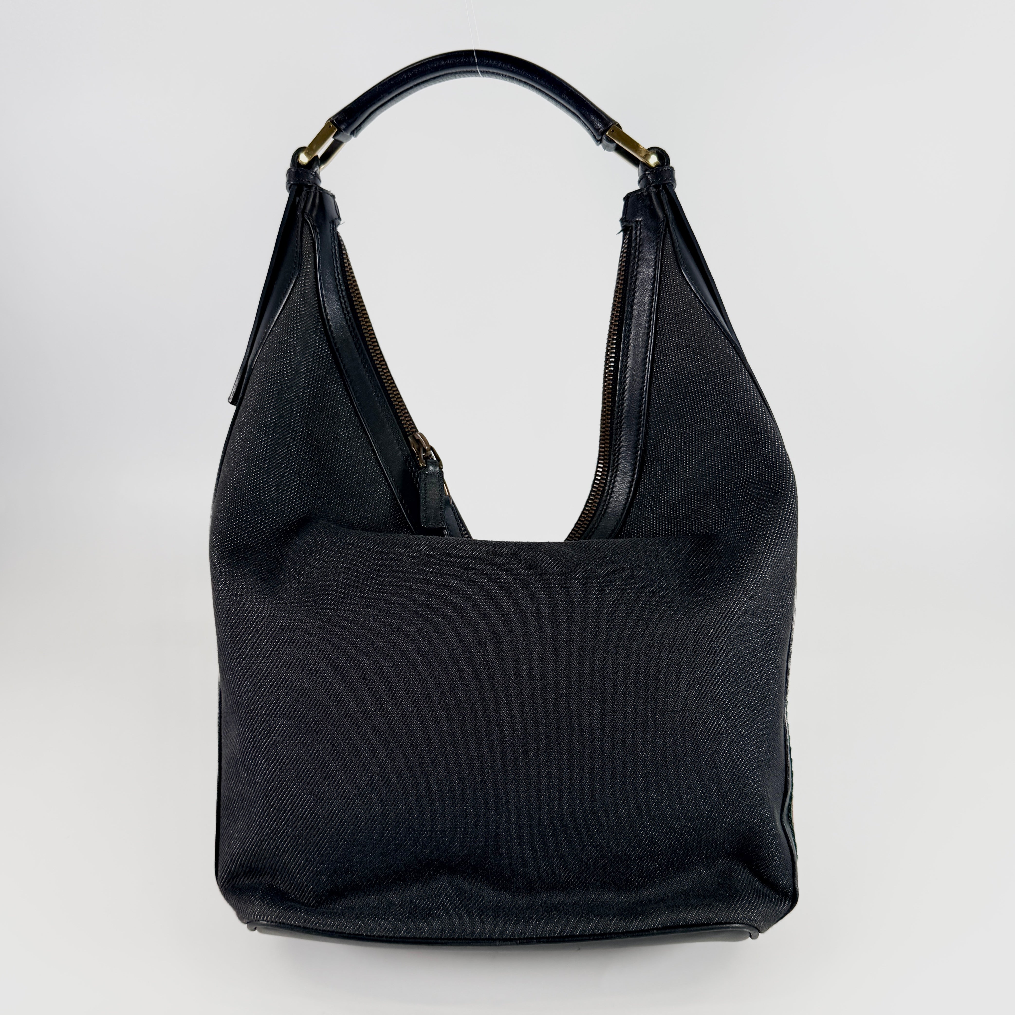 2606 secondhand GUCCI canvas hand bag