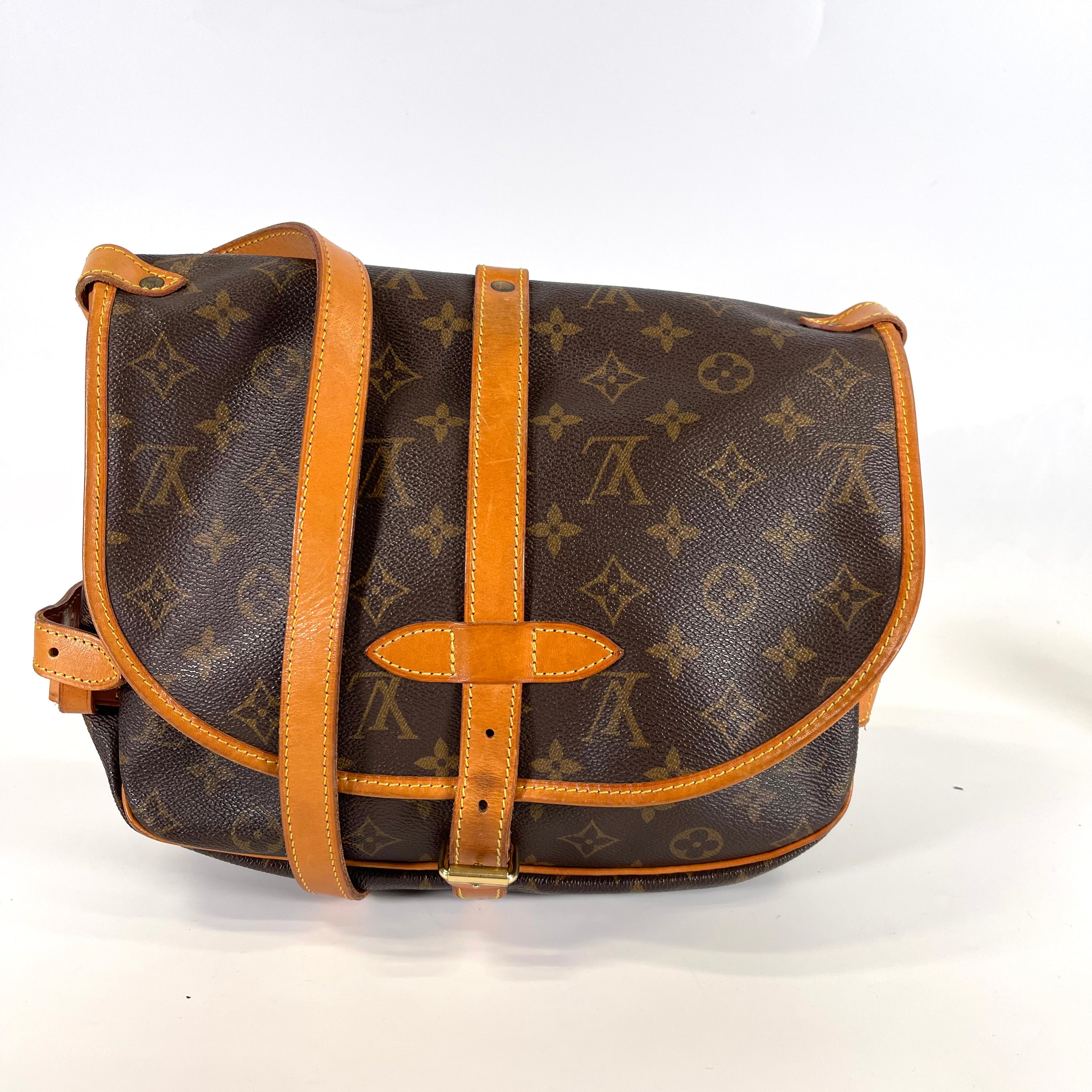 2511 Louis Vuitton Monogram Saumur