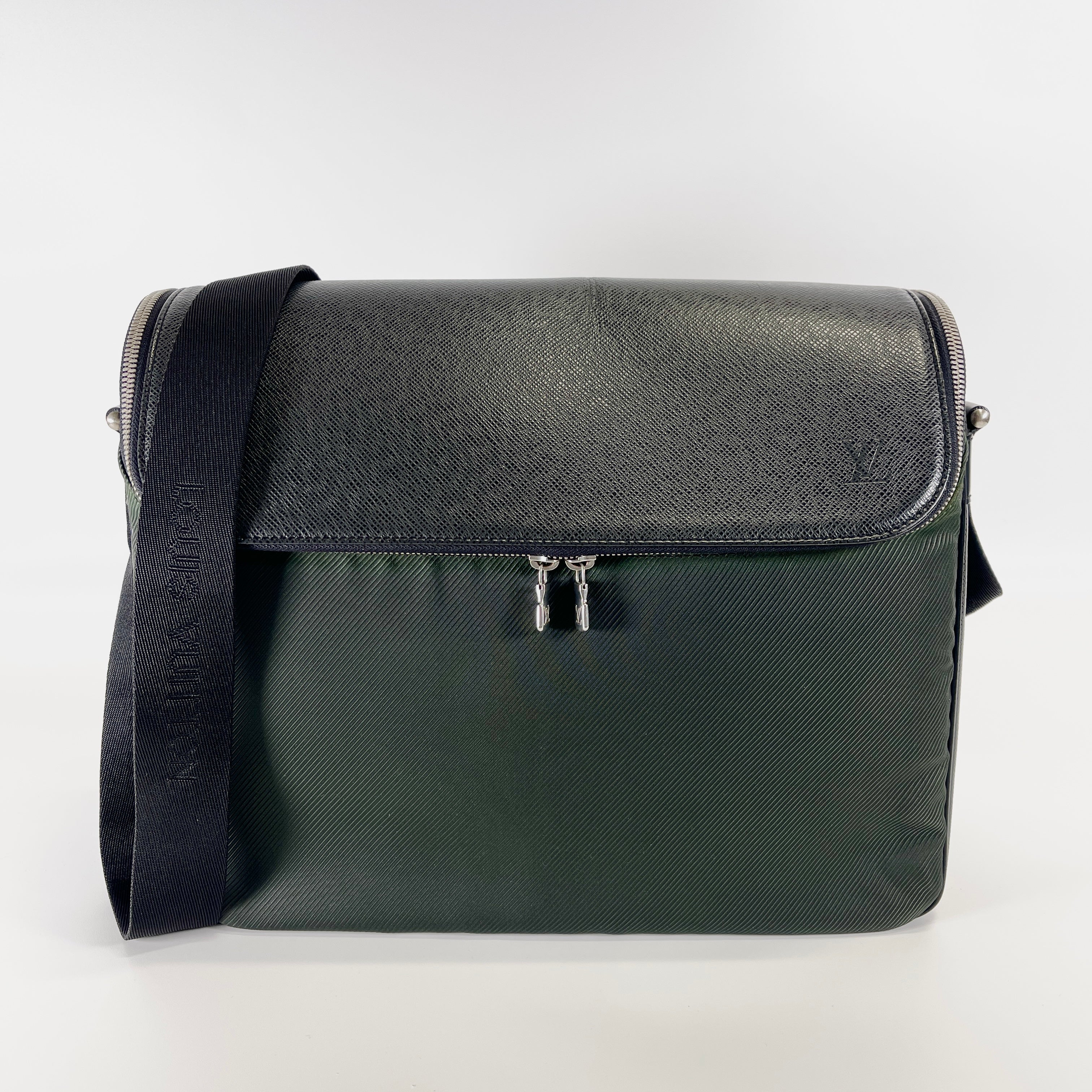 2602 secondhand LV Taiga Taimyr M30862 SP1022 black