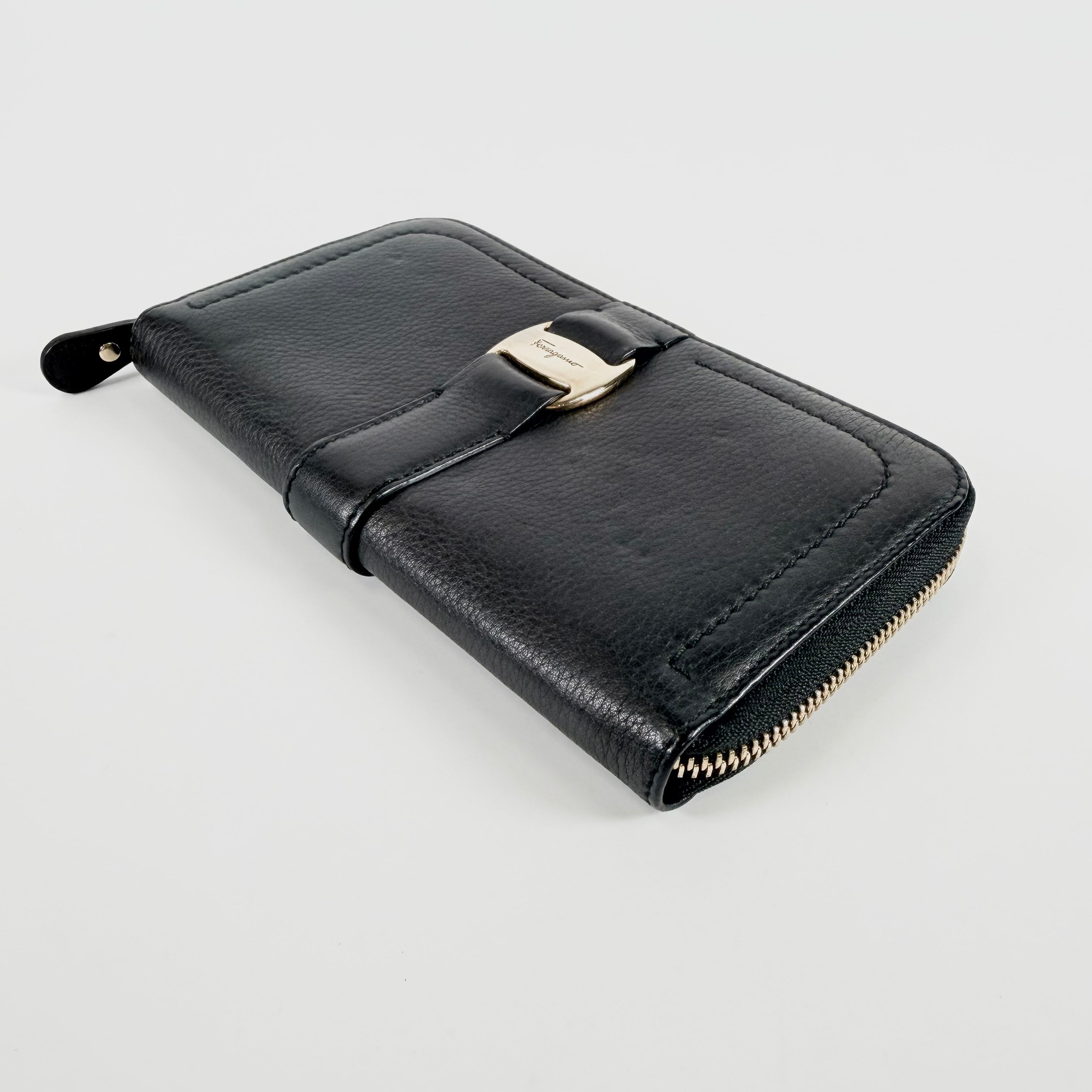 2606 secondhand Ferragamo ★ leather round Zipper Long wallet gold metal fittings black