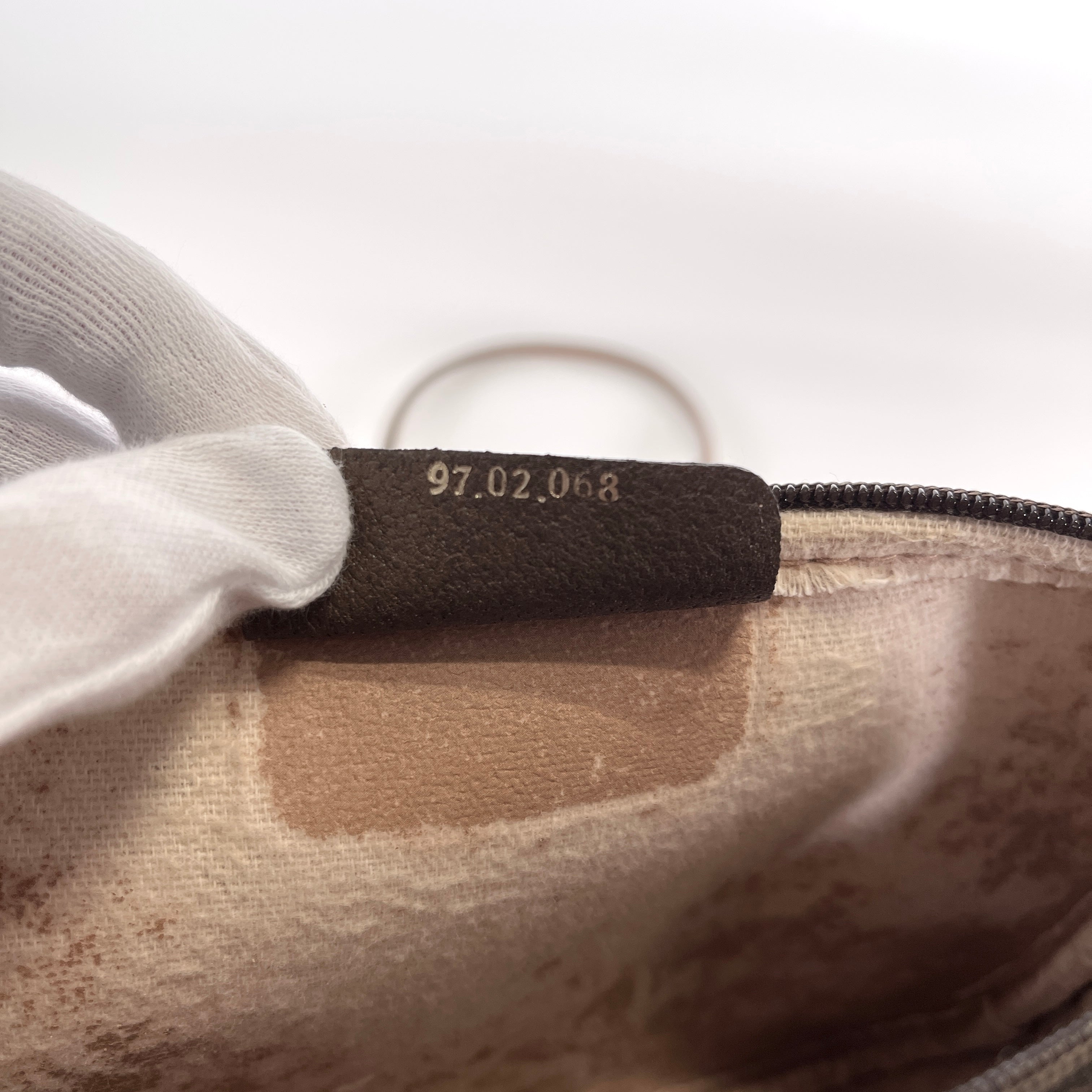 2605 secondhand GUCCI GG Supreme Shoulder bag