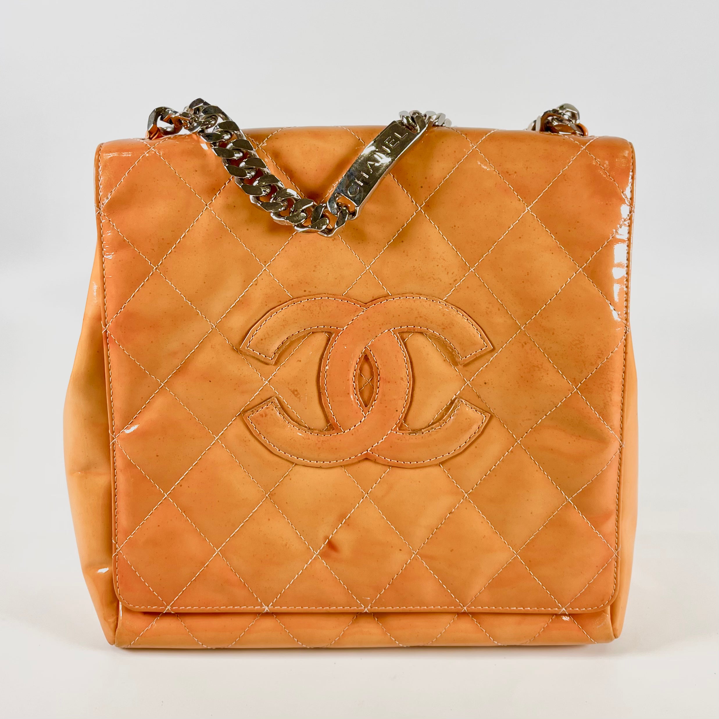2602 secondhand CHANEL patent hand bag