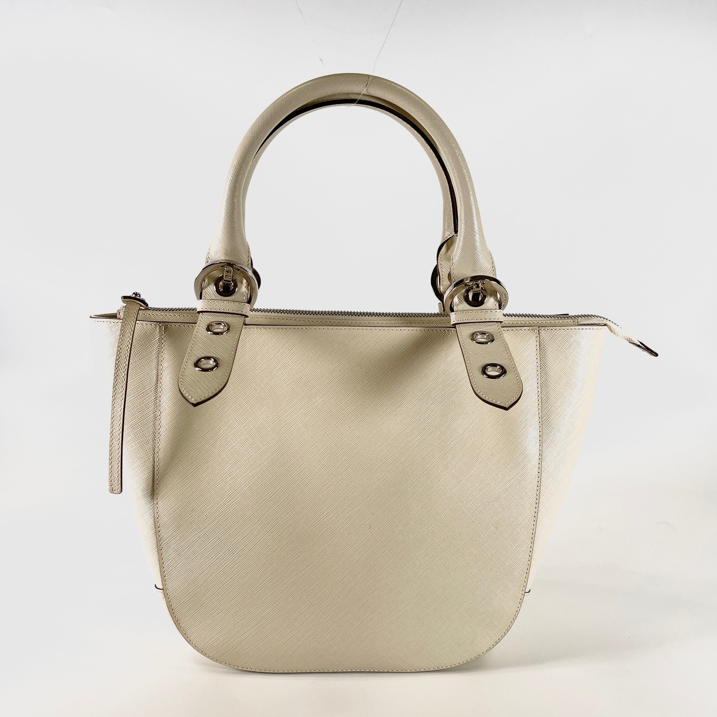 2603 secondhand Ferragamo hand bag