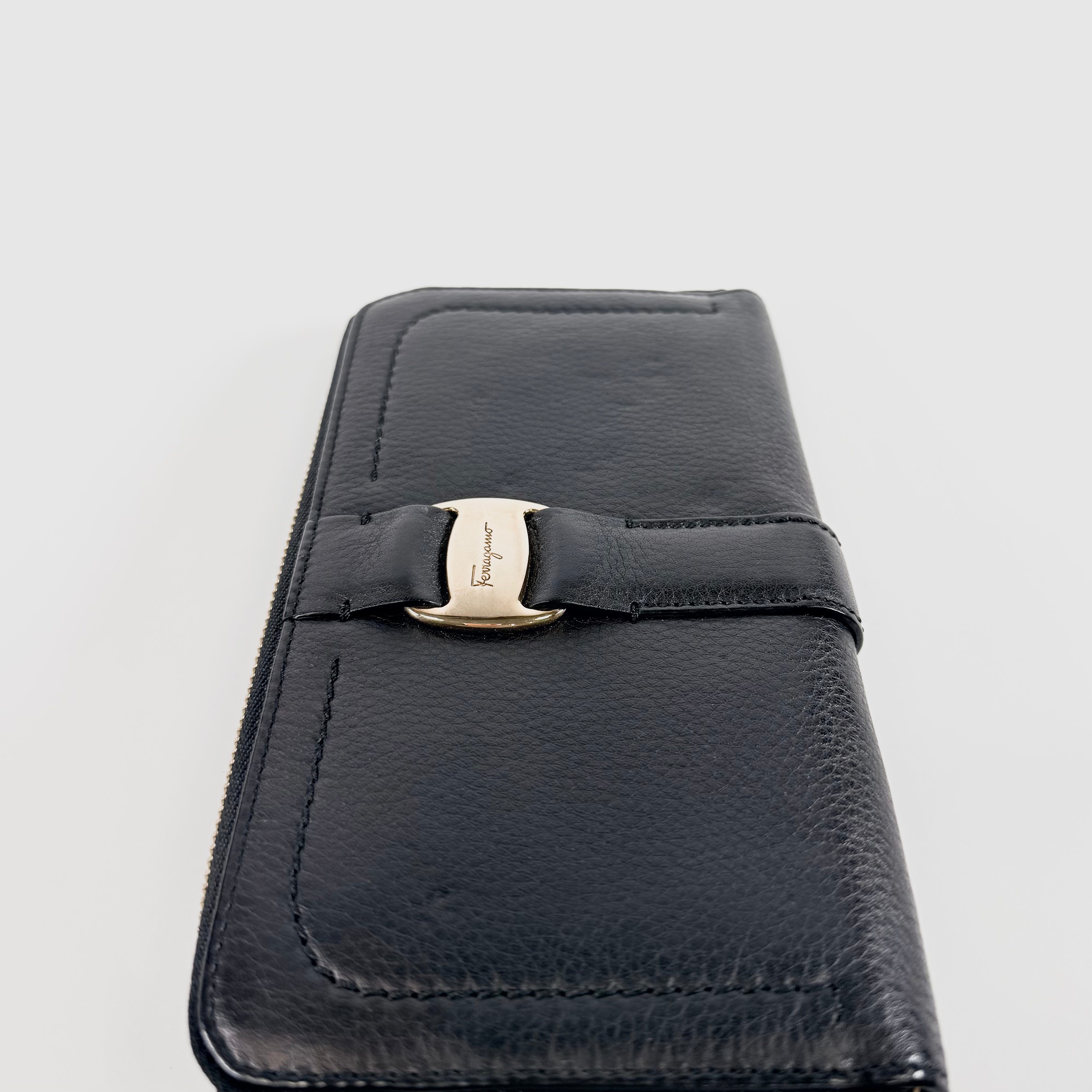 2606 secondhand Ferragamo ★ leather round Zipper Long wallet gold metal fittings black