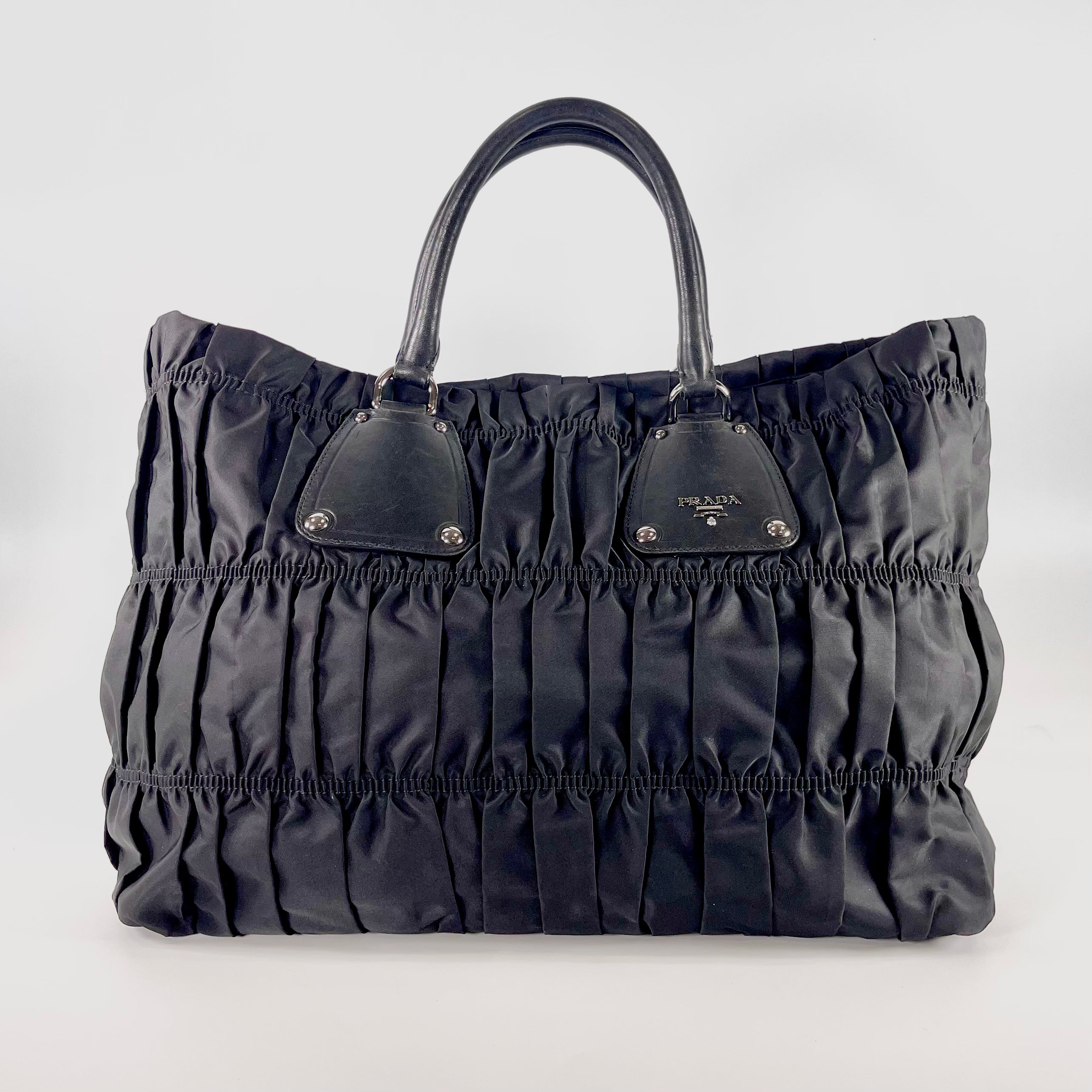 2512 secondhand PRADA nylon hand bag