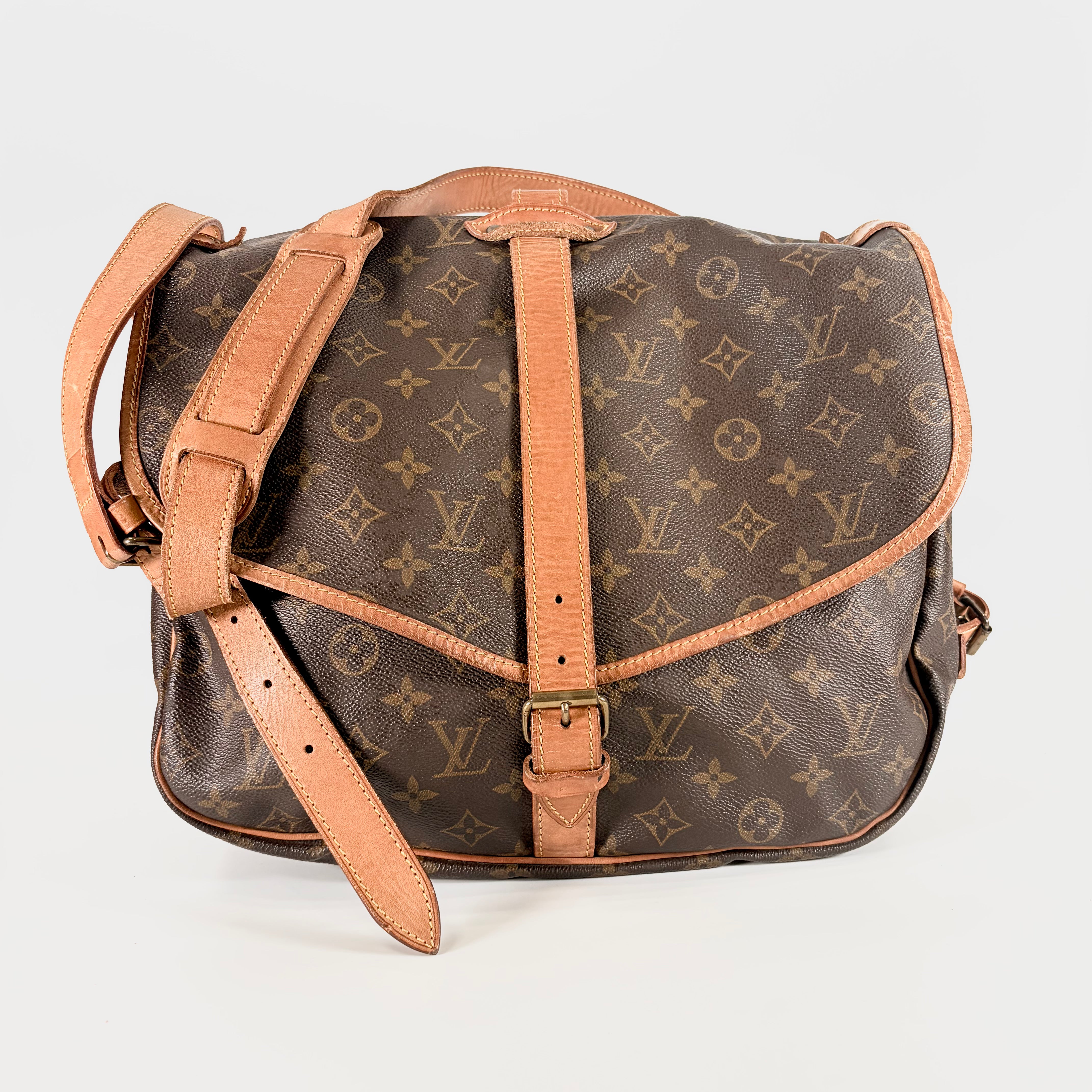 2604 secondhand LV Shoulder bag / Crossbody Bag Saumur