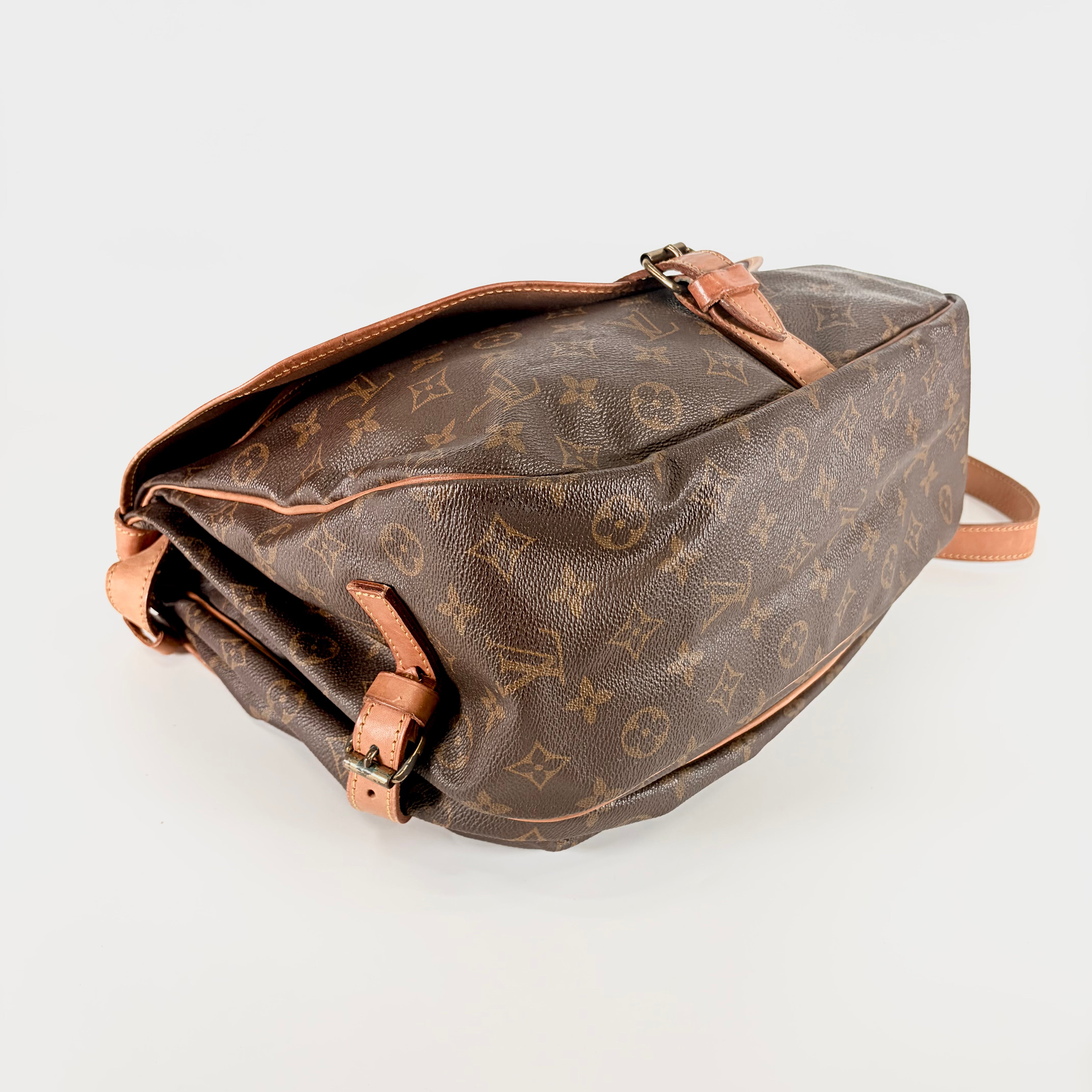2604 secondhand LV Shoulder bag / Crossbody Bag Saumur