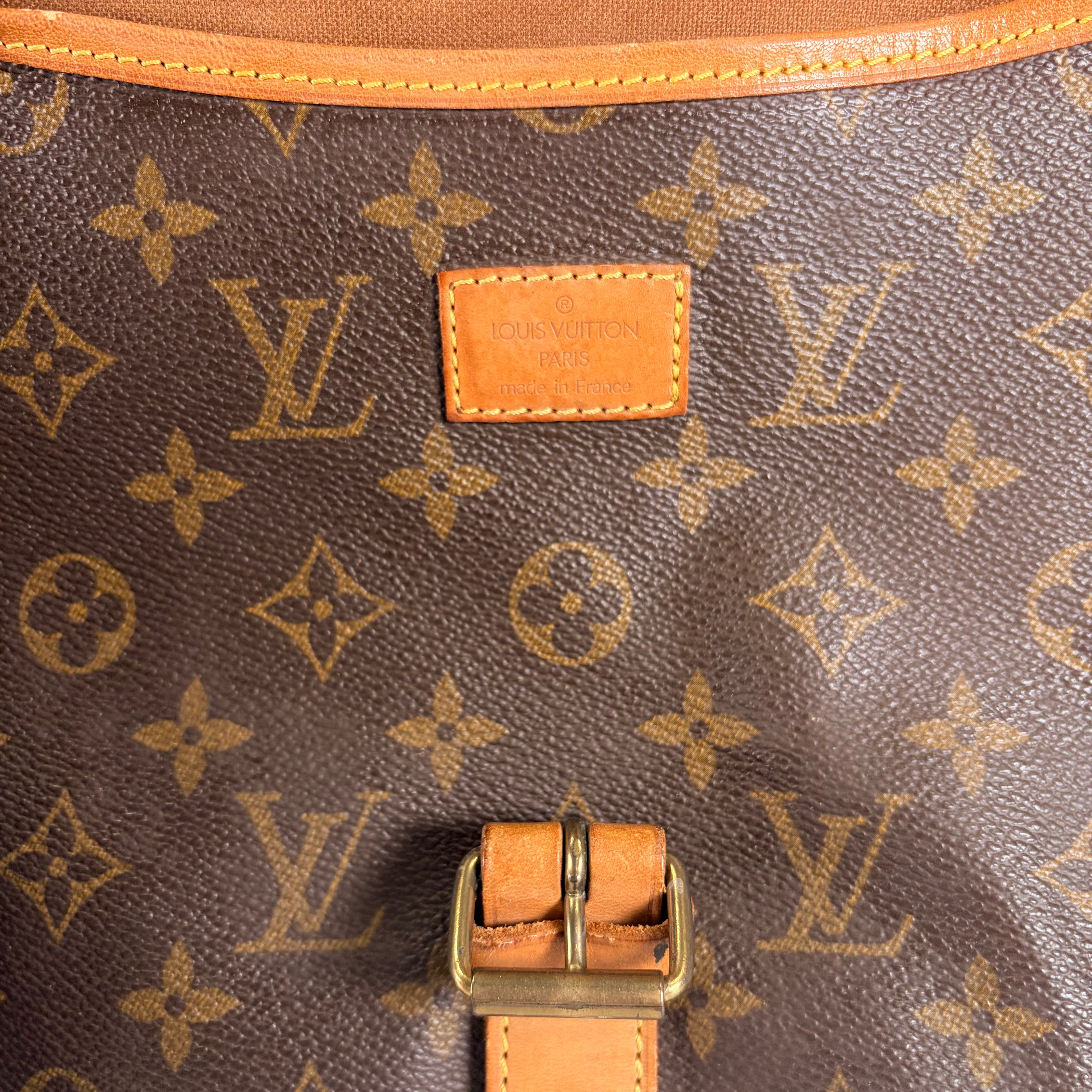 2604 secondhand LV Shoulder bag / Crossbody Bag Saumur
