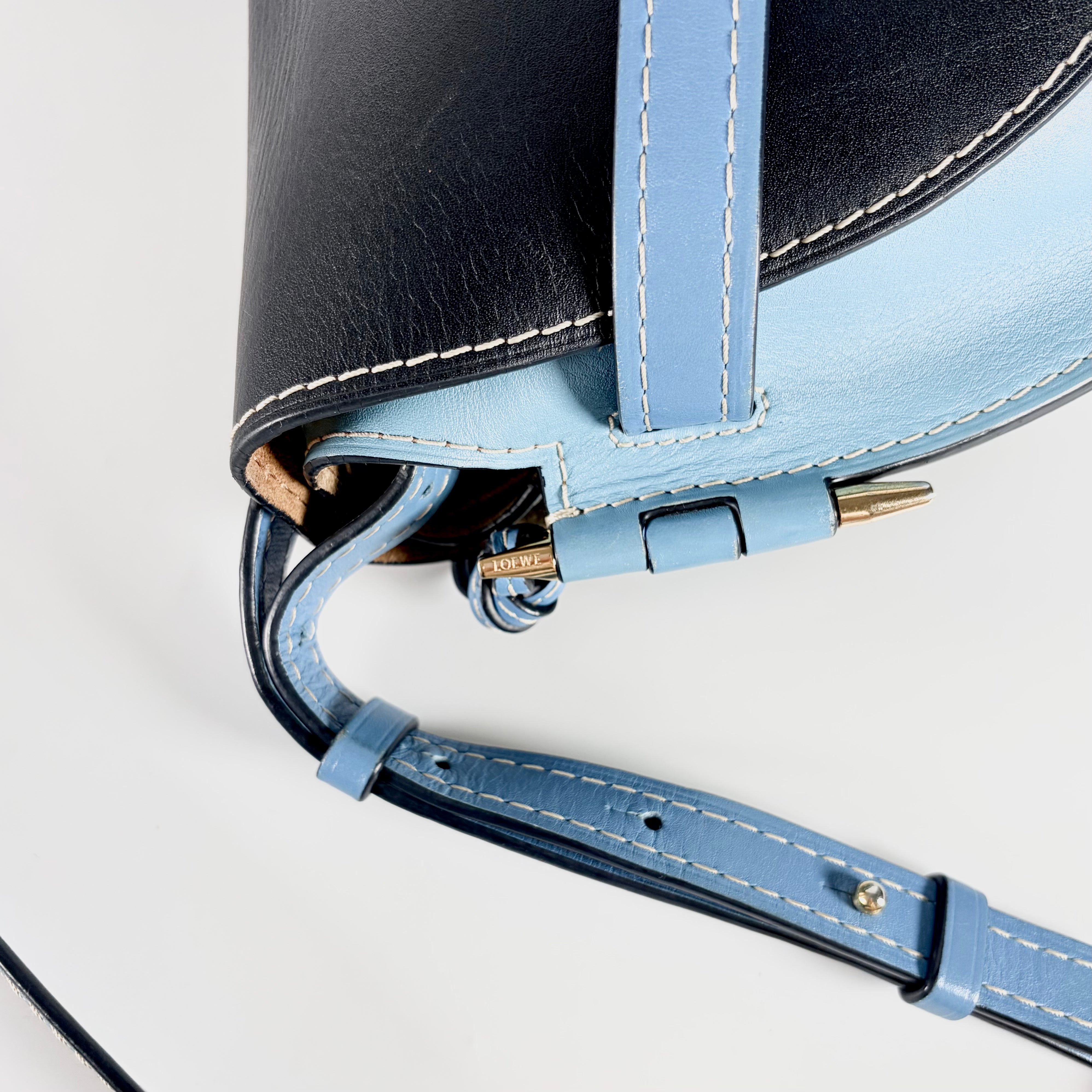 2604 secondhand LOEWE gate shoulder Navy × blue