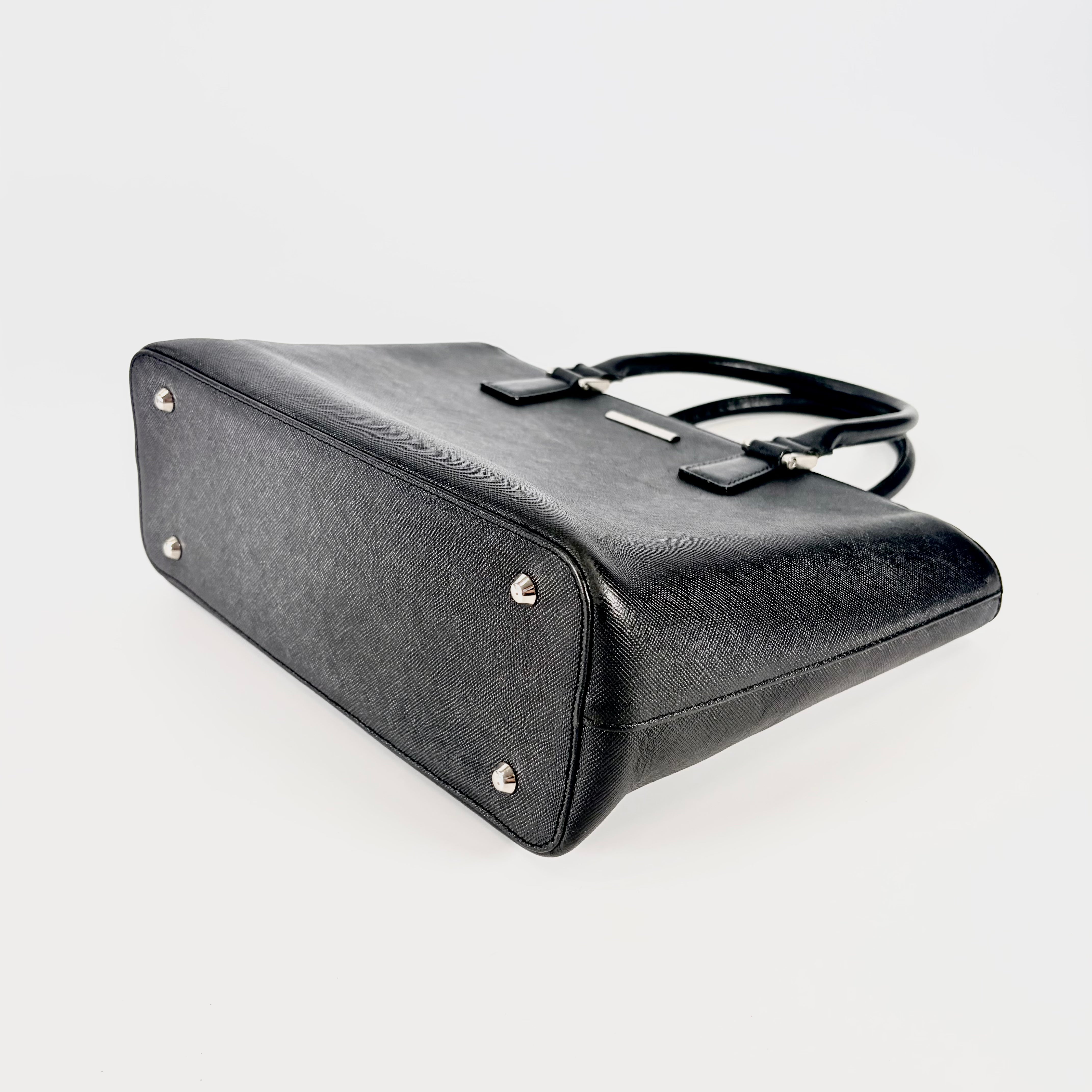 2605 secondhand BURBERRY hand bag