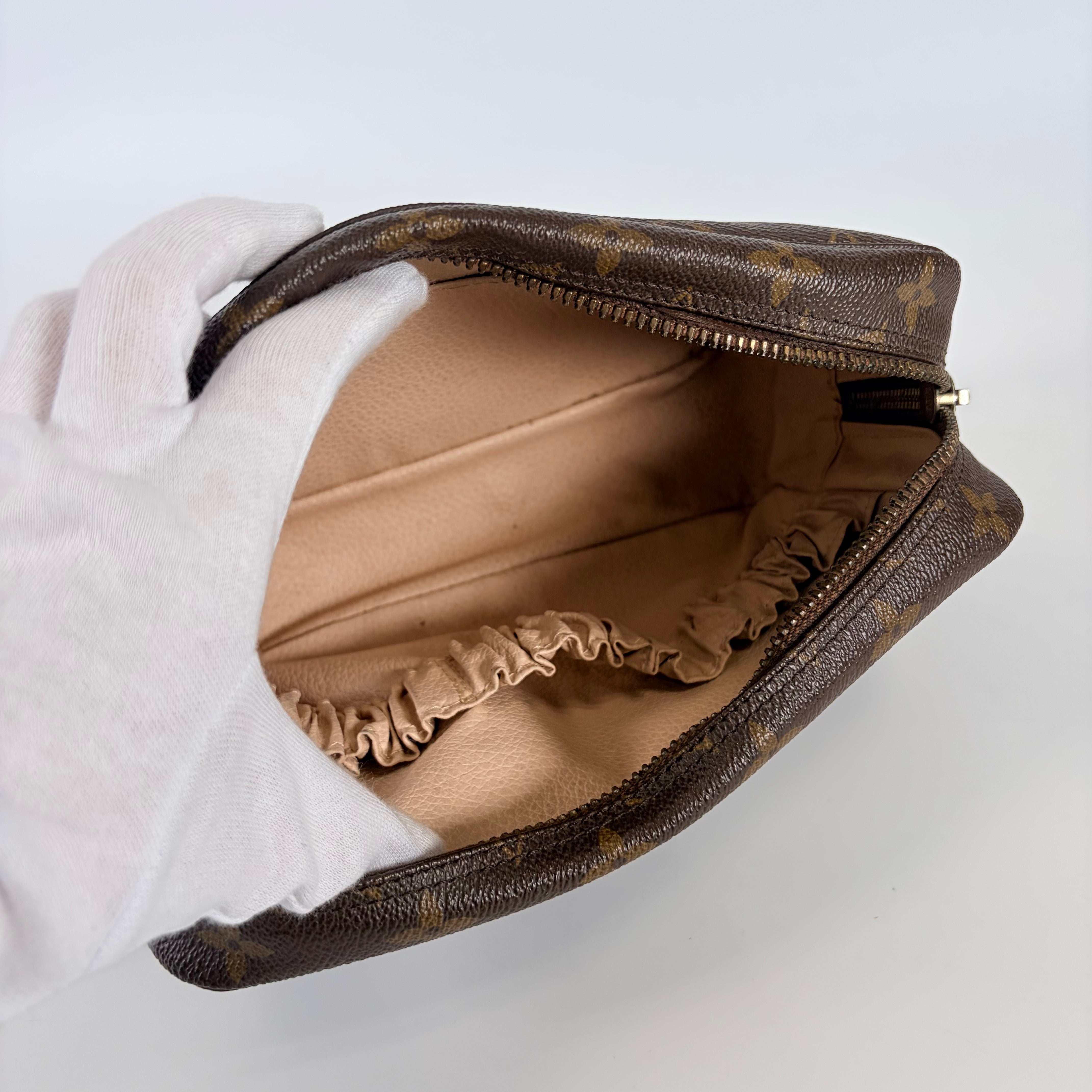 2604 secondhand LV Monogram Truth Wallet 23