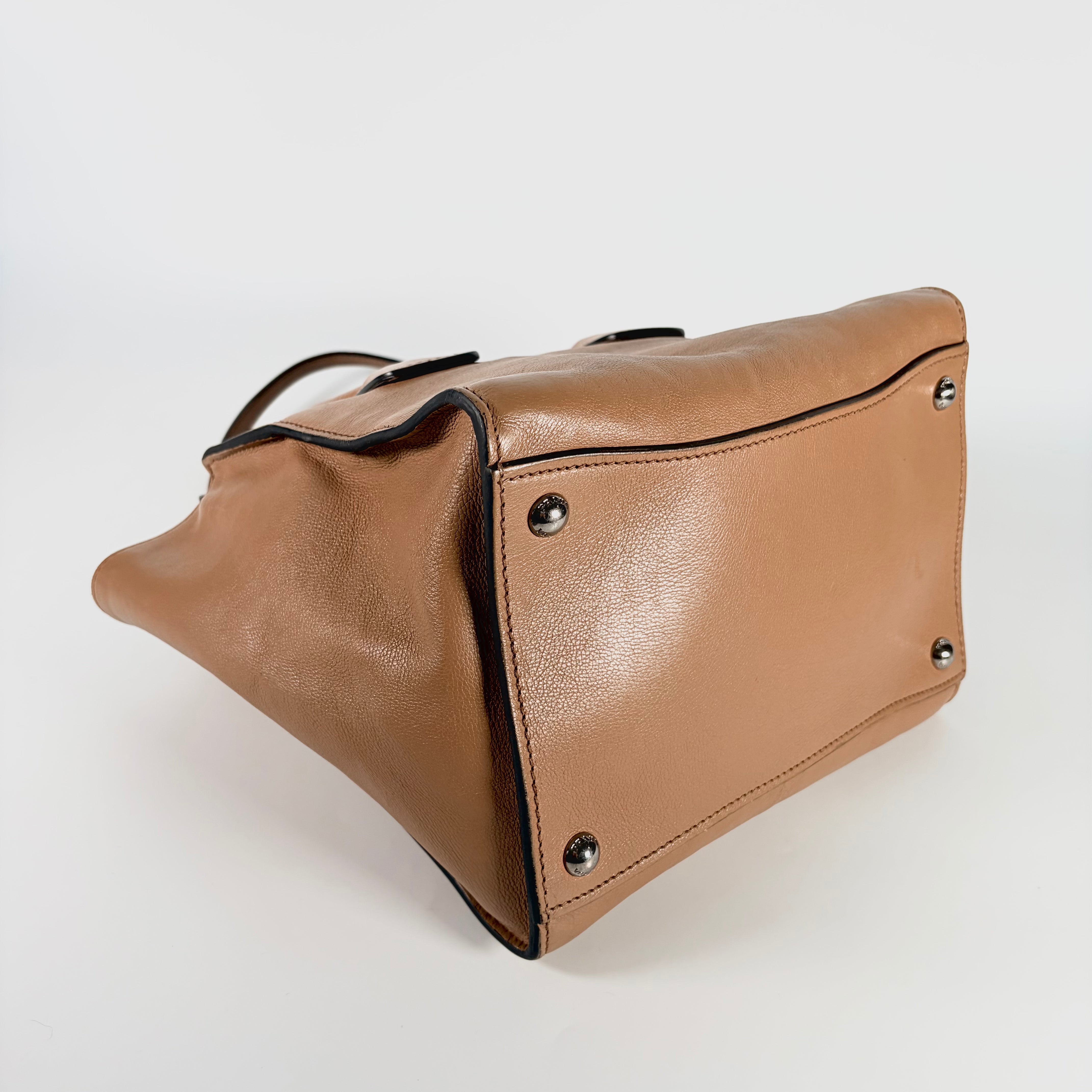 2604 secondhand PRADA hand bag