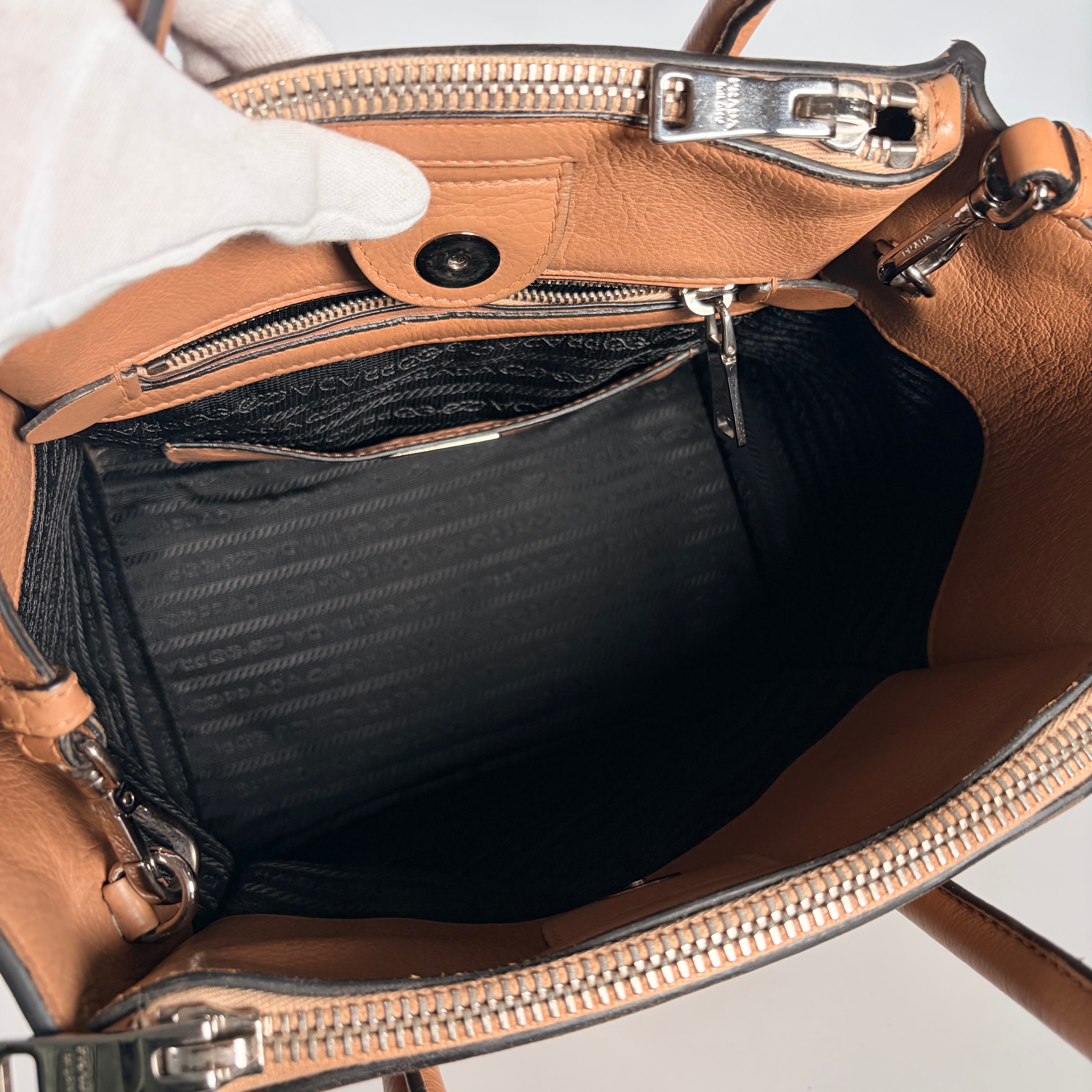 2604 secondhand PRADA hand bag