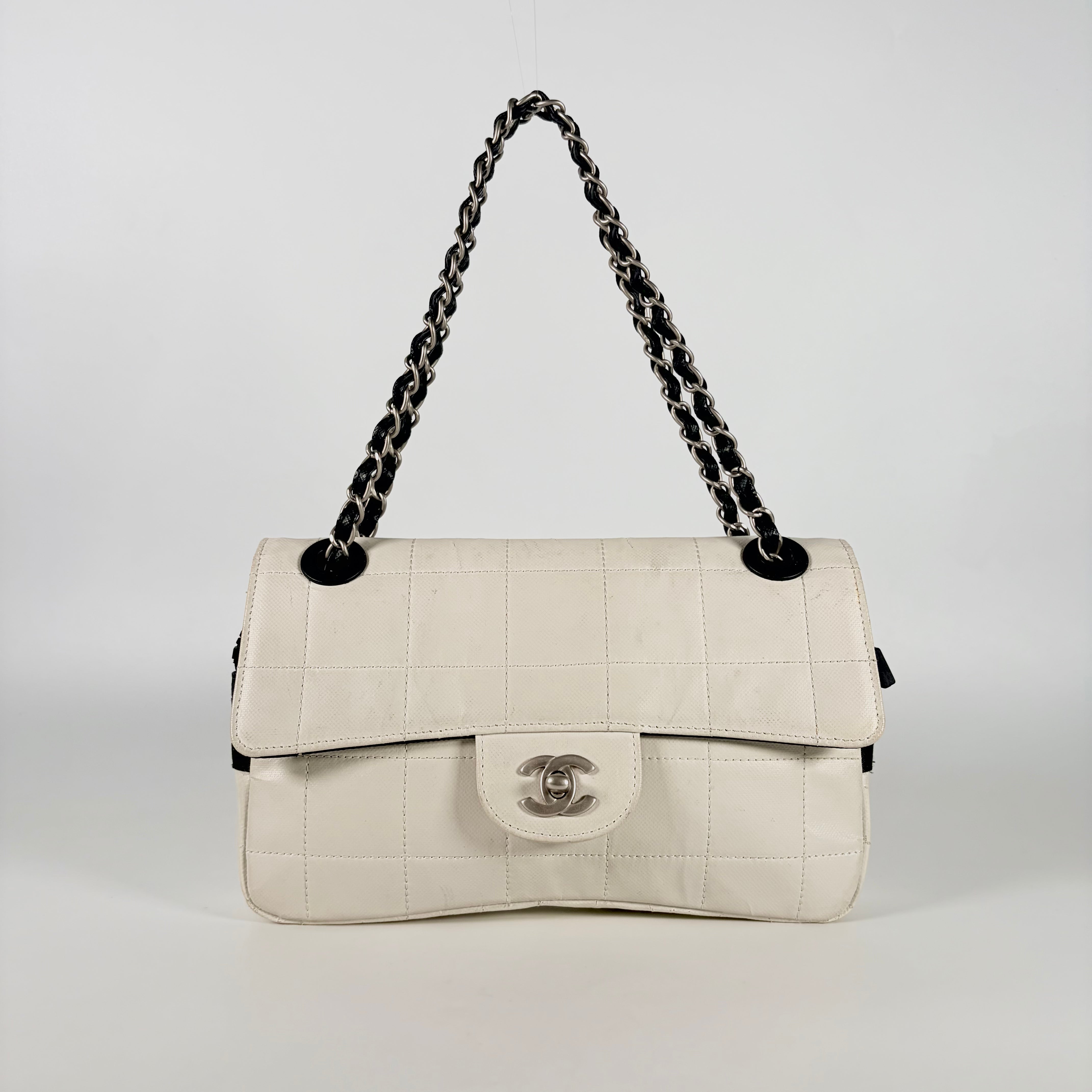 2604 secondhand CHANEL Shoulder bag / Crossbody Bag