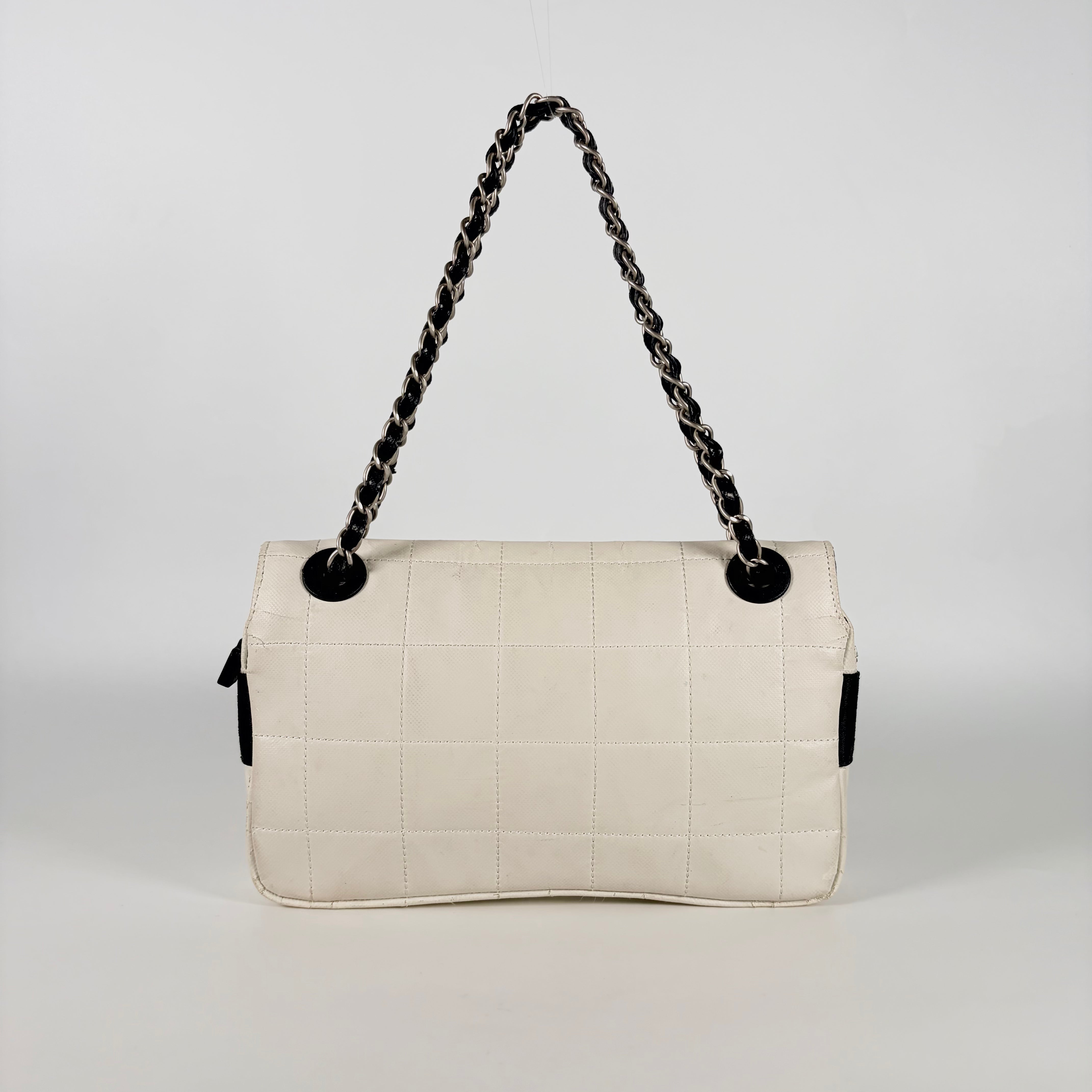 2604 secondhand CHANEL Shoulder bag / Crossbody Bag