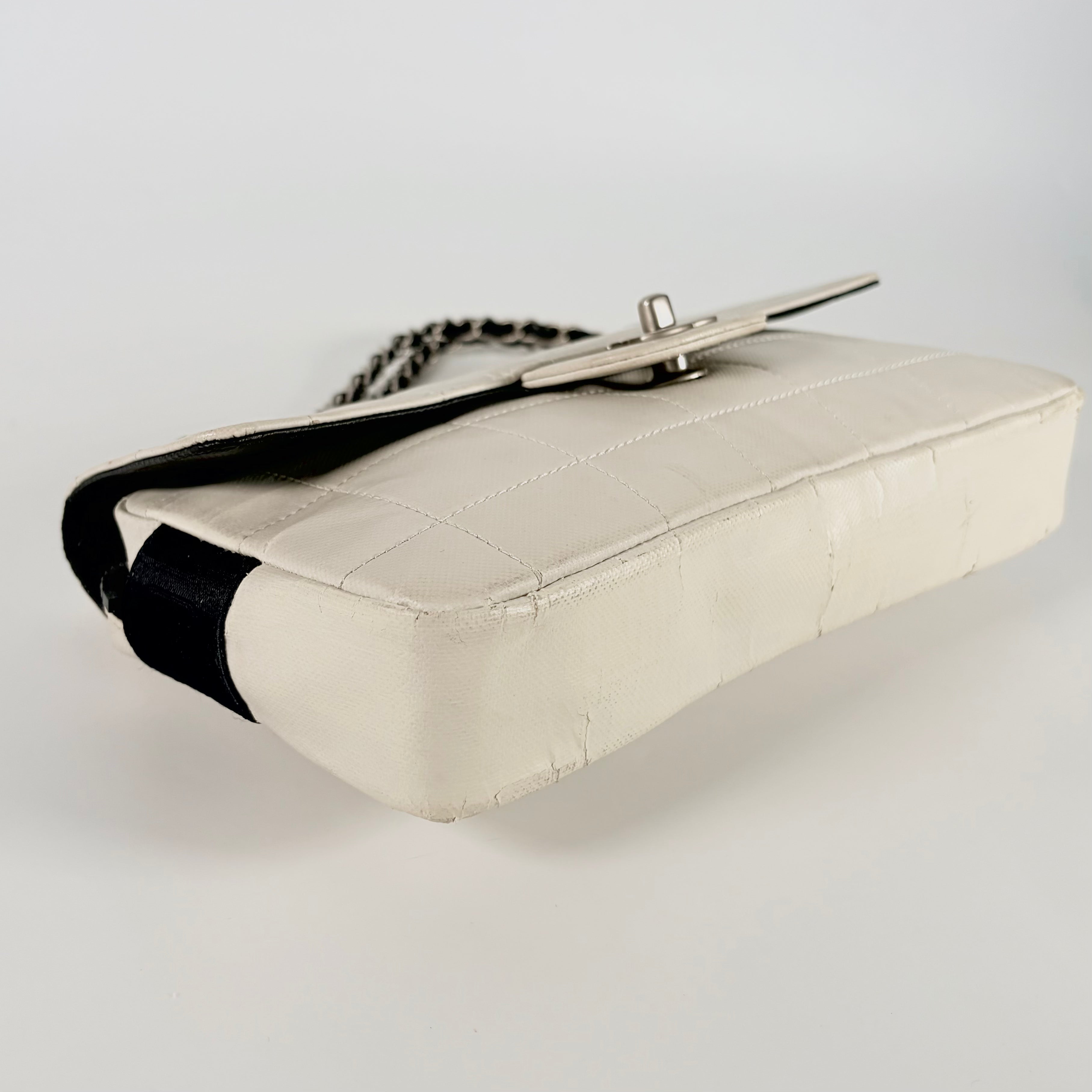 2604 secondhand CHANEL Shoulder bag / Crossbody Bag