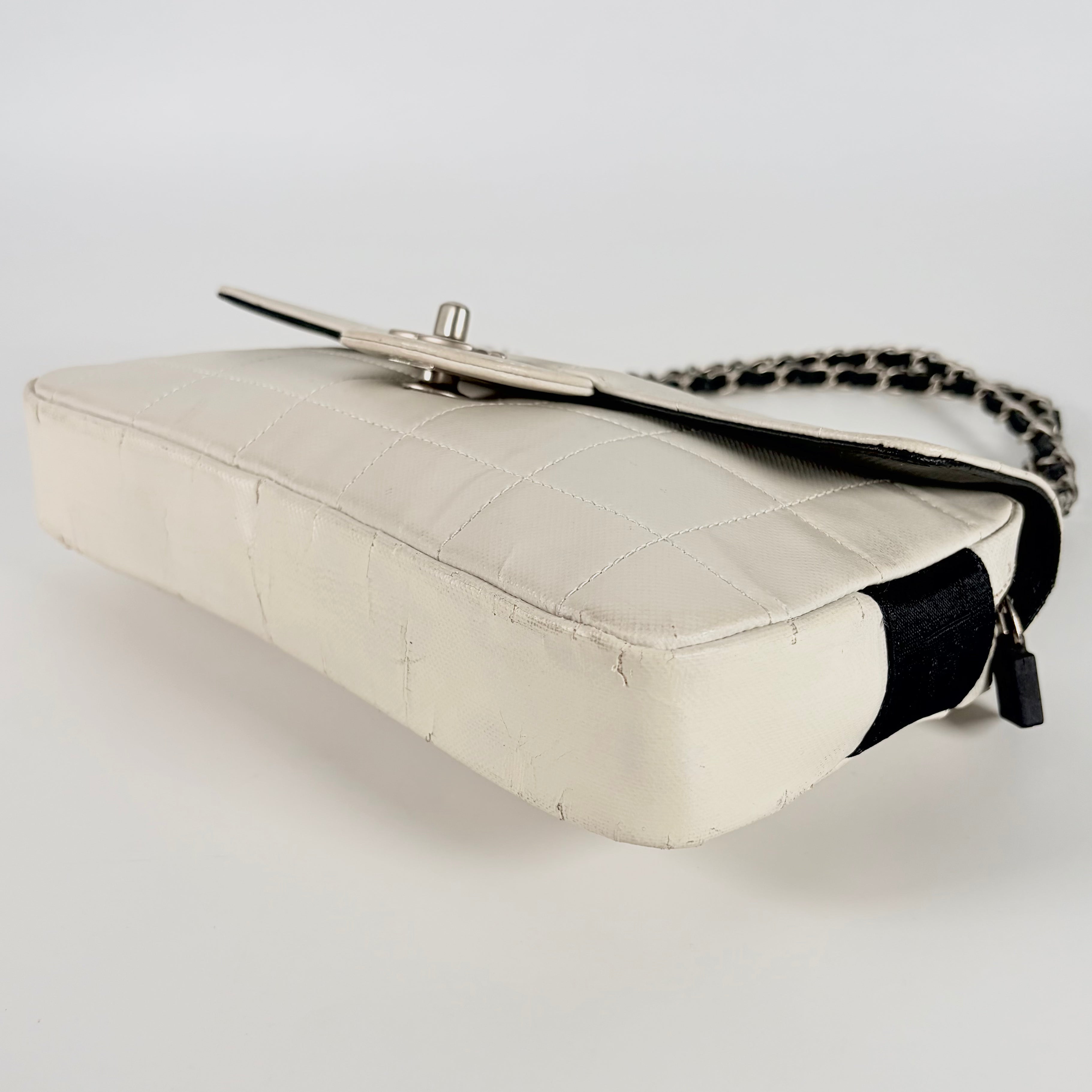 2604 secondhand CHANEL Shoulder bag / Crossbody Bag