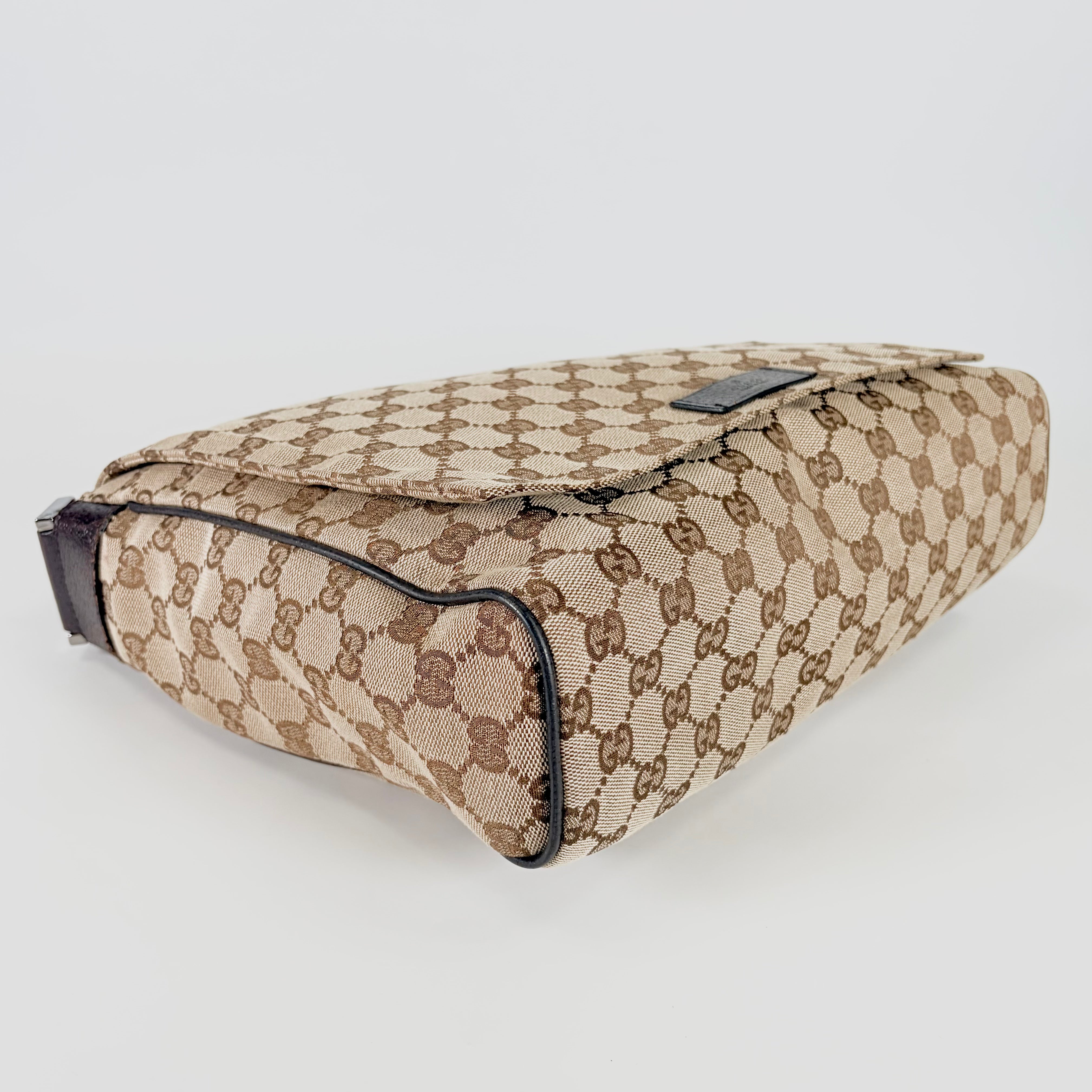 2605 secondhand GUCCI Messenger Bag GG canvas