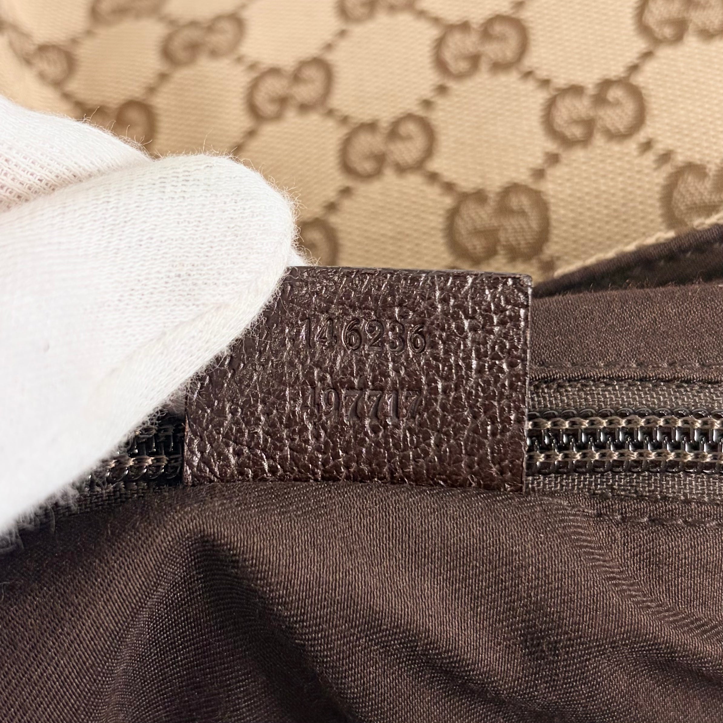 2605 secondhand GUCCI Messenger Bag GG canvas