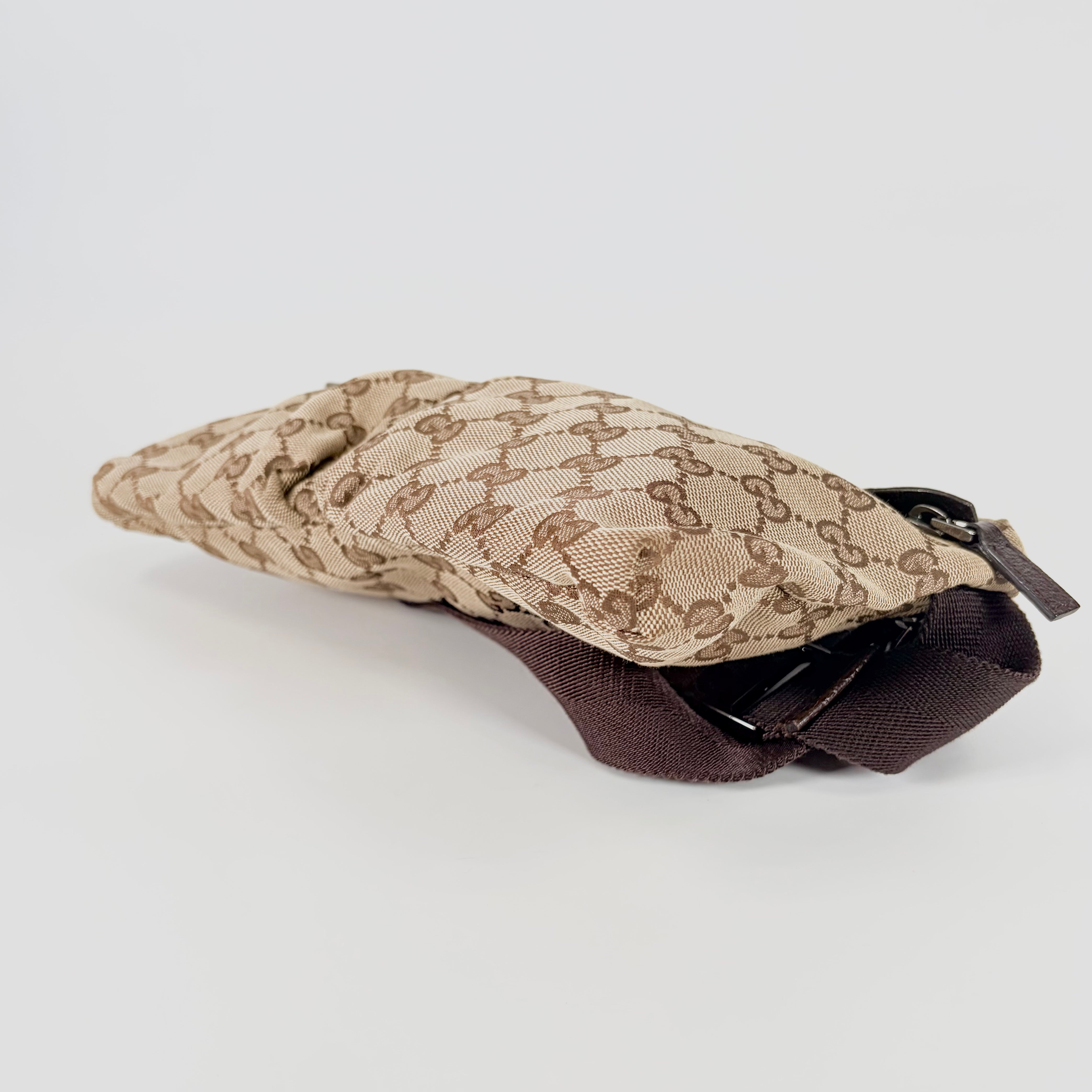 2605 secondhand GUCCI GG canvas Body Bag
