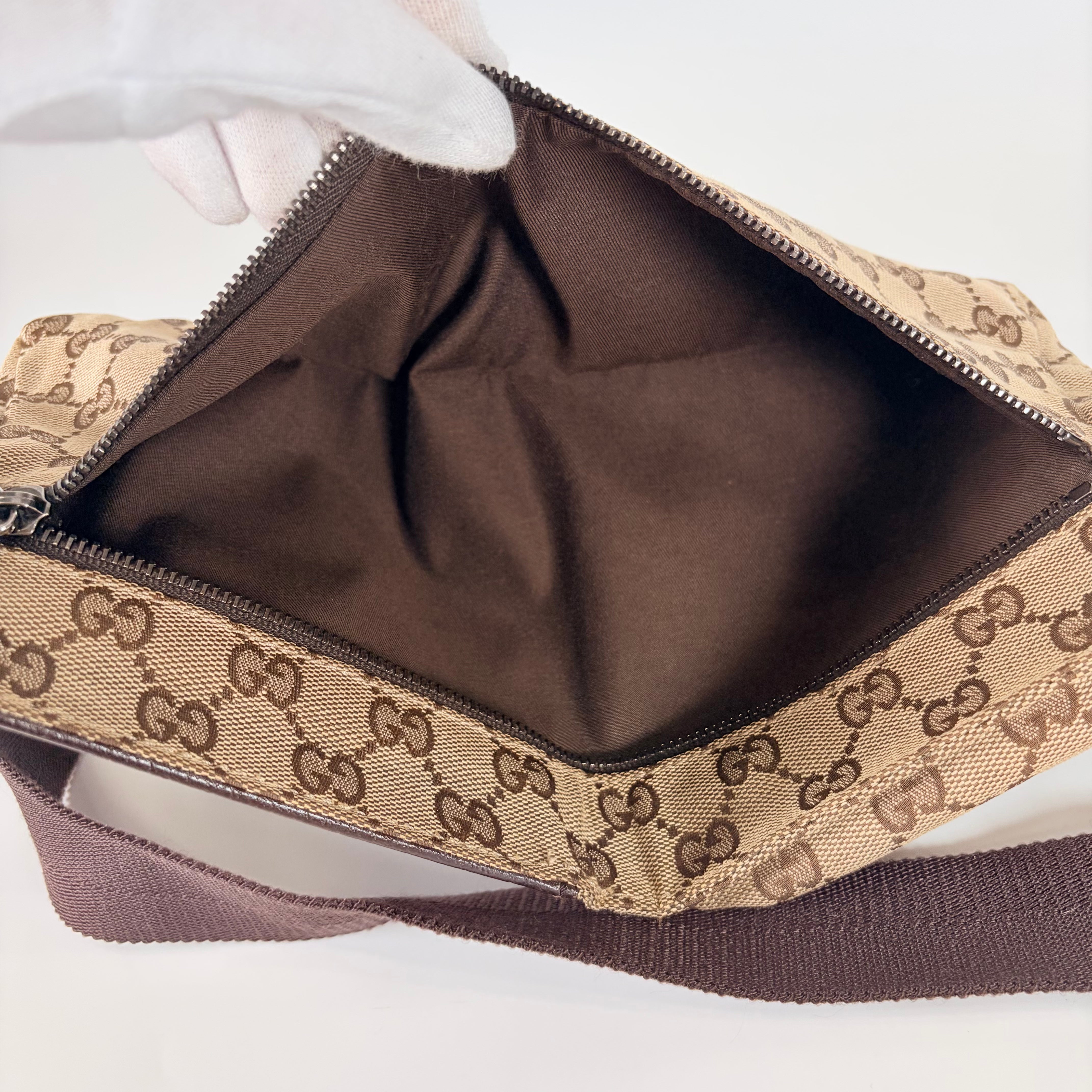 2605 secondhand GUCCI GG canvas Body Bag