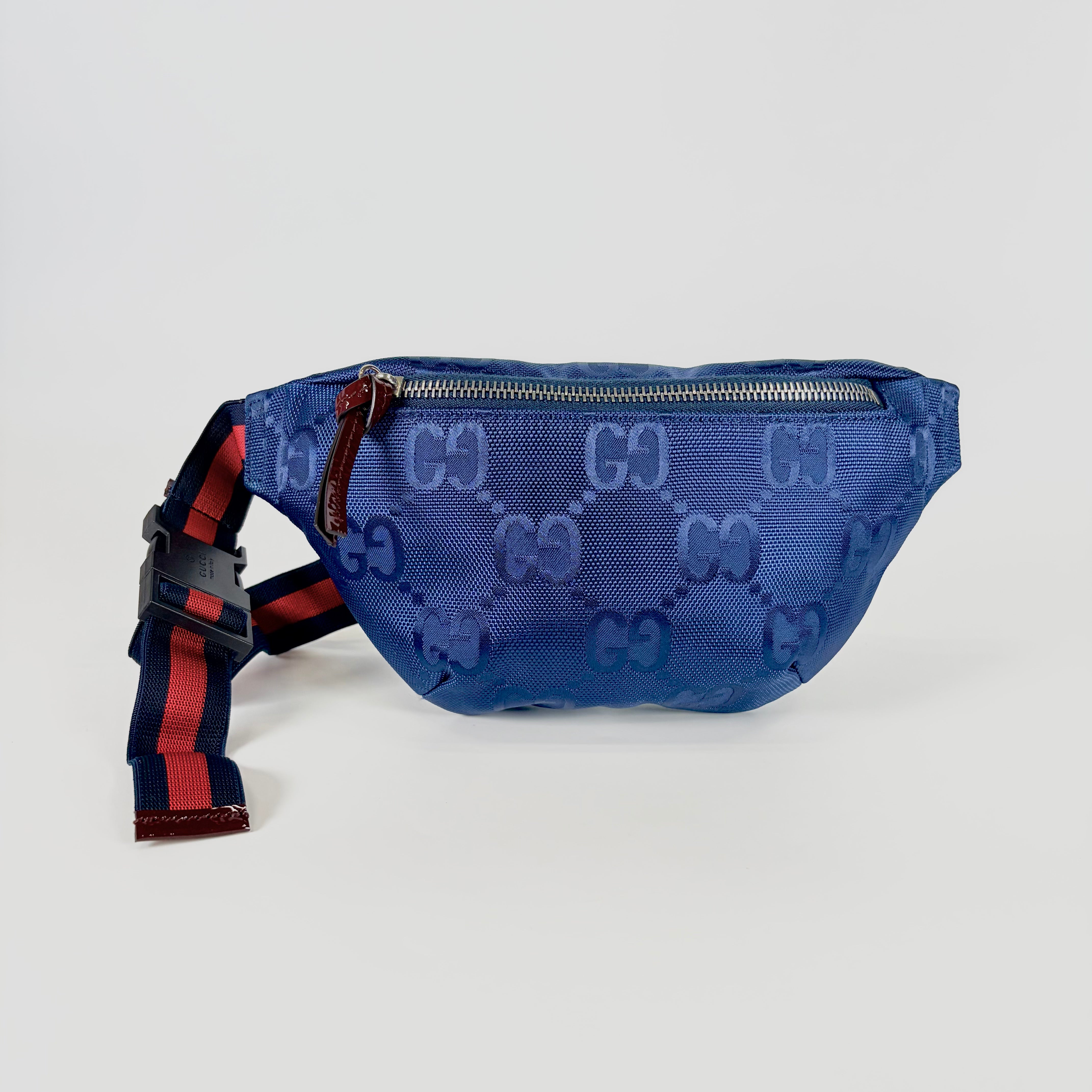 2605 secondhand GUCCI jumbo GG campus Body Bag